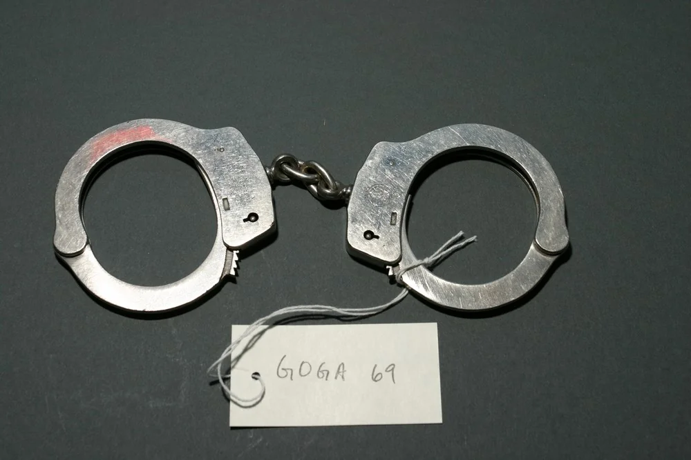 Abuso de Autoridade PCAL: Algemas de aço e equipamento de custódia policial segundo as normas de necessidade e proporcionalidade