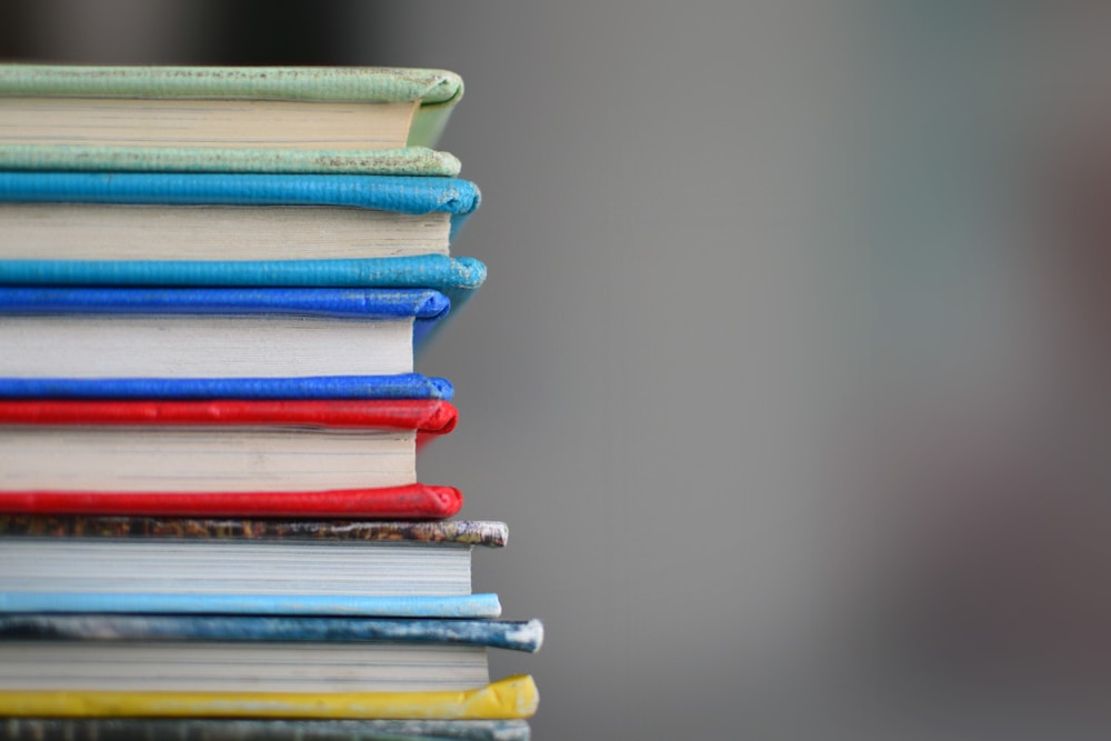 Estudante compenetrado em leitura em biblioteca moderna com iluminação suave