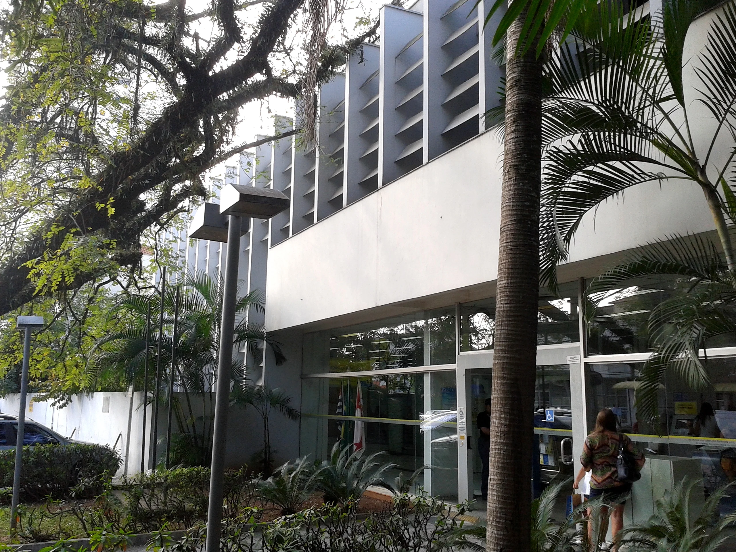 Fachada e dependências de agência do Banco do Brasil com fluxo de clientes e bancários