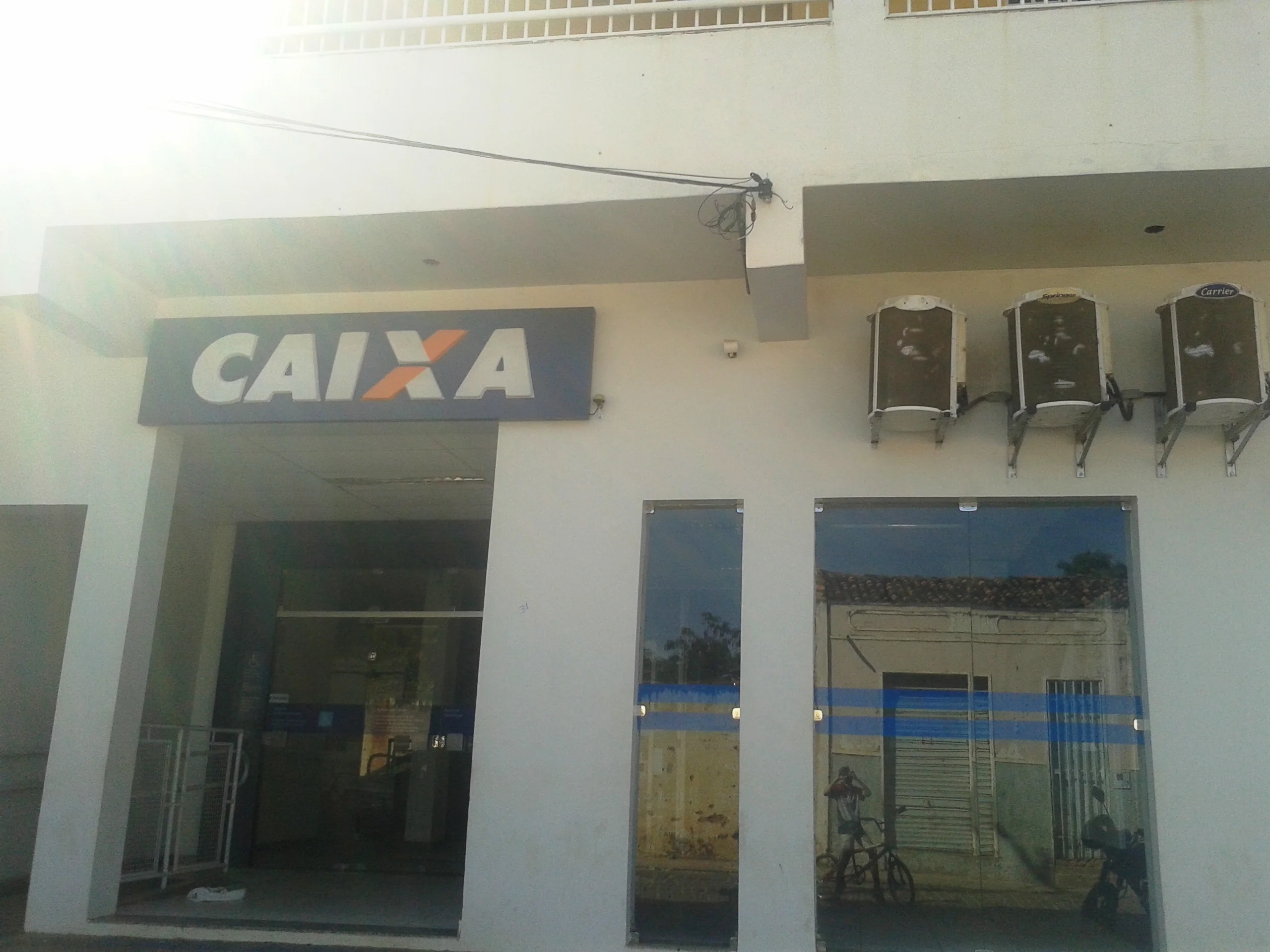 Agência da Caixa Econômica Federal com atendimento ao público e fachada institucional