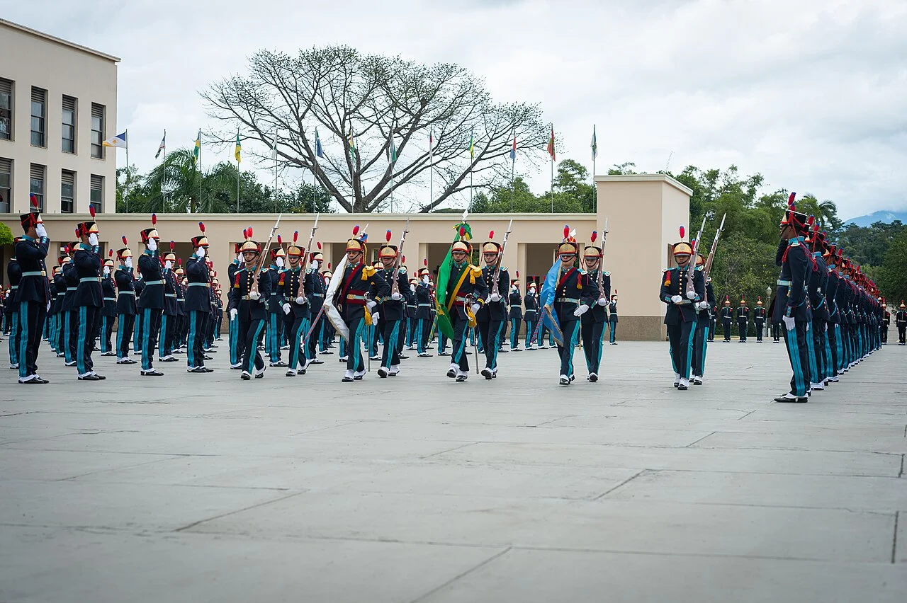 Cadetes do Exército Brasileiro em formatura solene na Academia Militar das Agulhas Negras