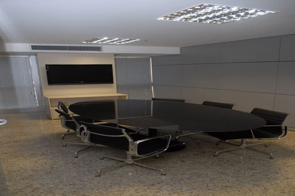 Ambiente de estudo focado com cadernos e resolução ativa de exercícios