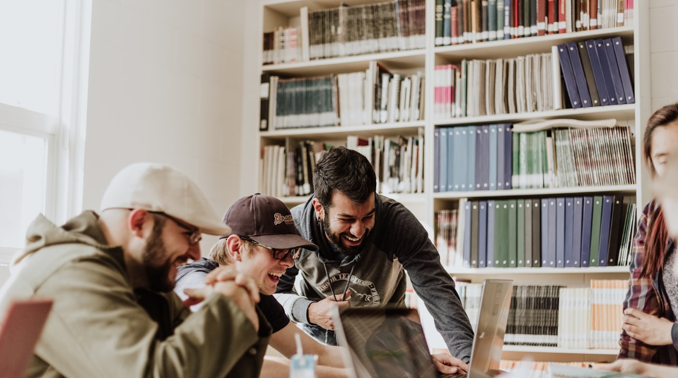 Jovens comemorando a conquista da aprovação e a posse em concurso público