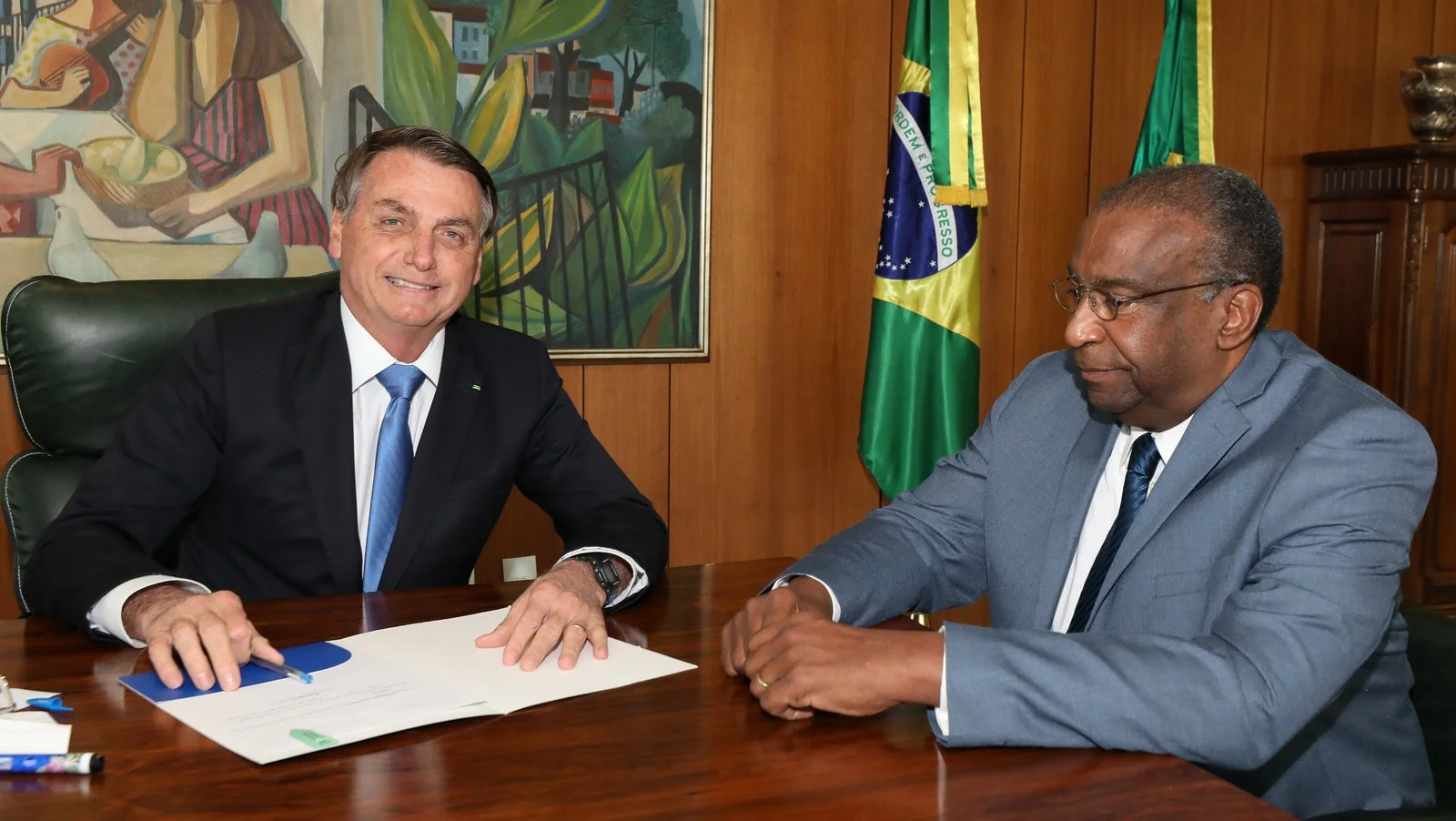 Candidato formalizando assinatura de documentos e termo declaratório para curso de formação