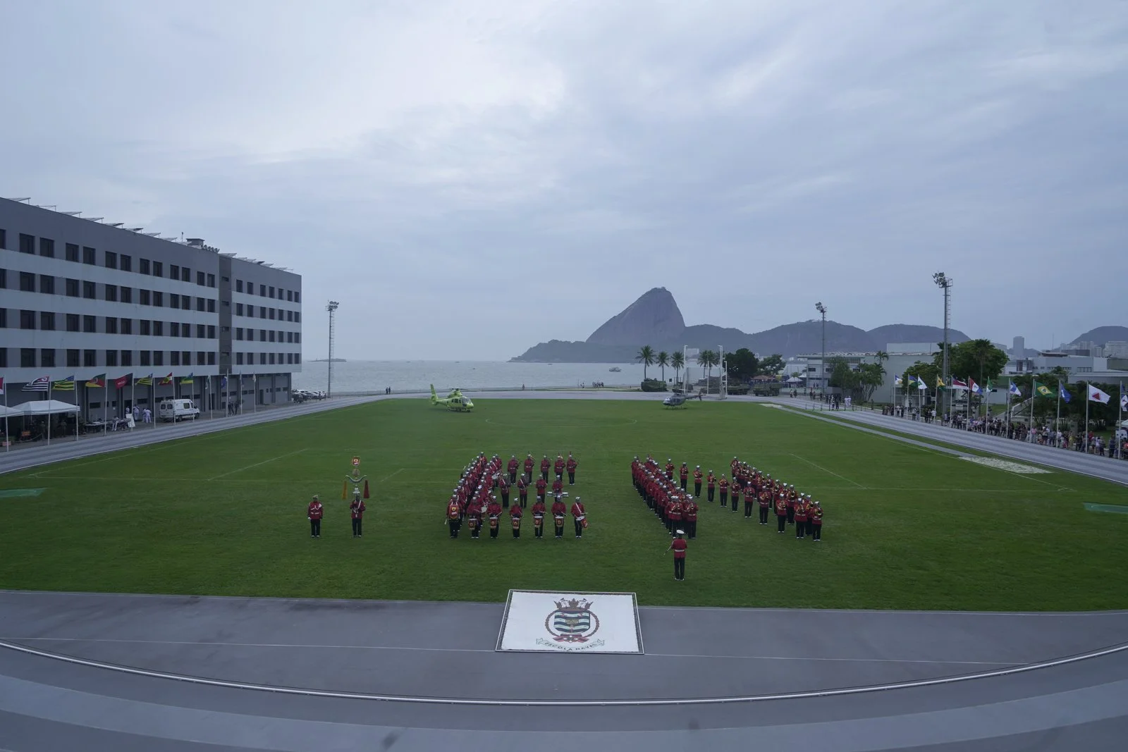 Banda Marcial do Corpo de Fuzileiros Navais em apresentação solene na Escola Naval