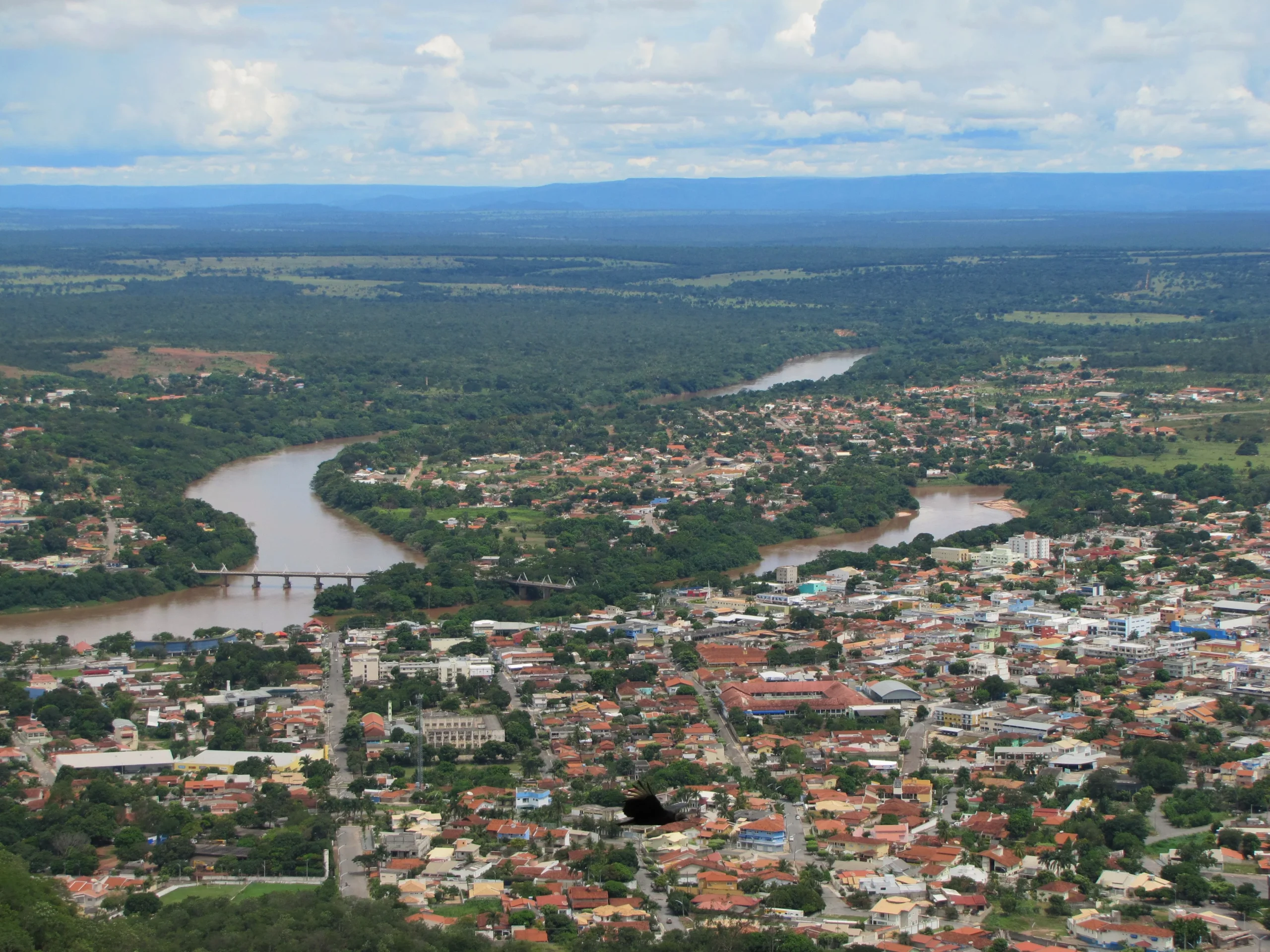 Formação rochosa e vegetação do Parque Estadual da Serra Azul em Barra do Garças, Mato Grosso