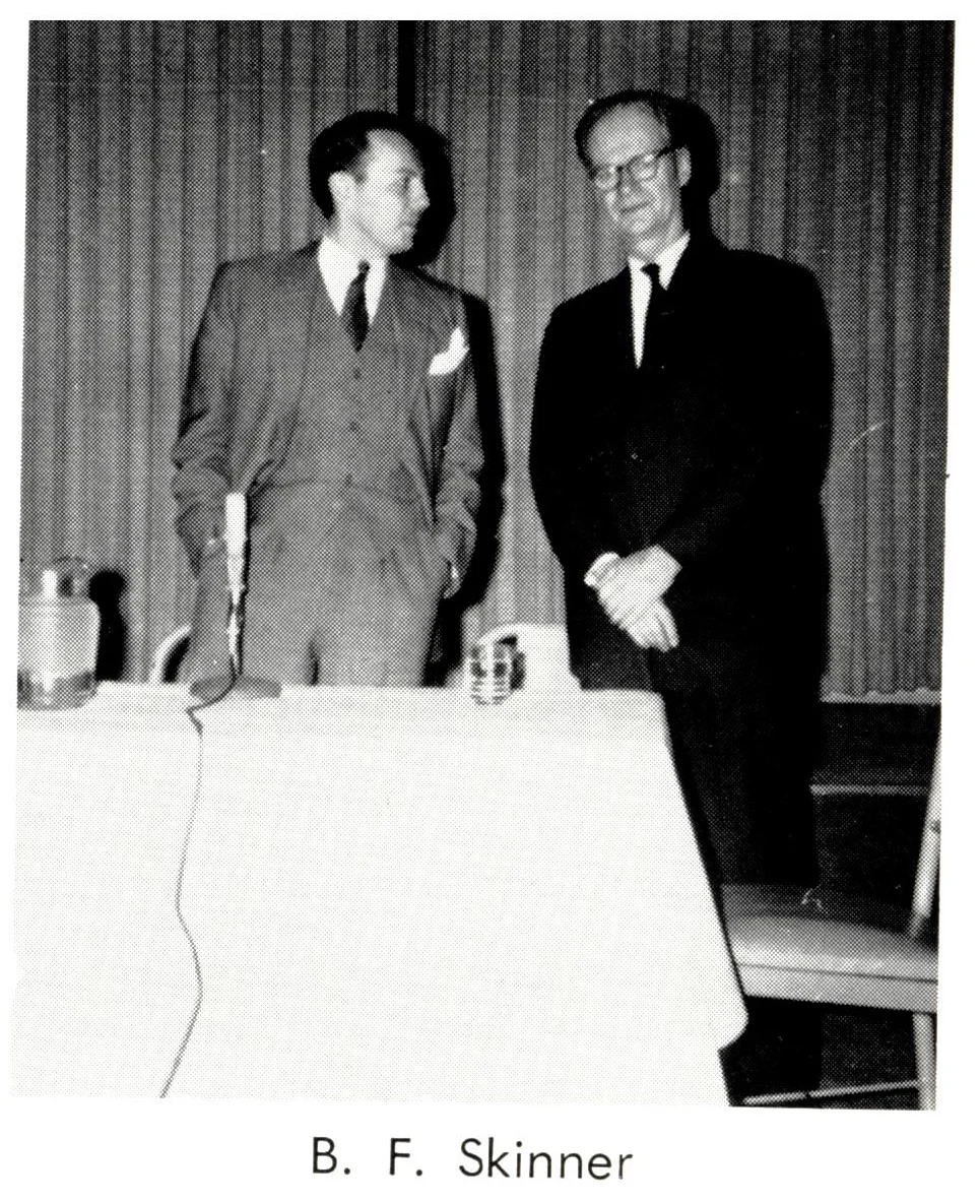 B.F. Skinner conversando com acadêmicos em evento educacional