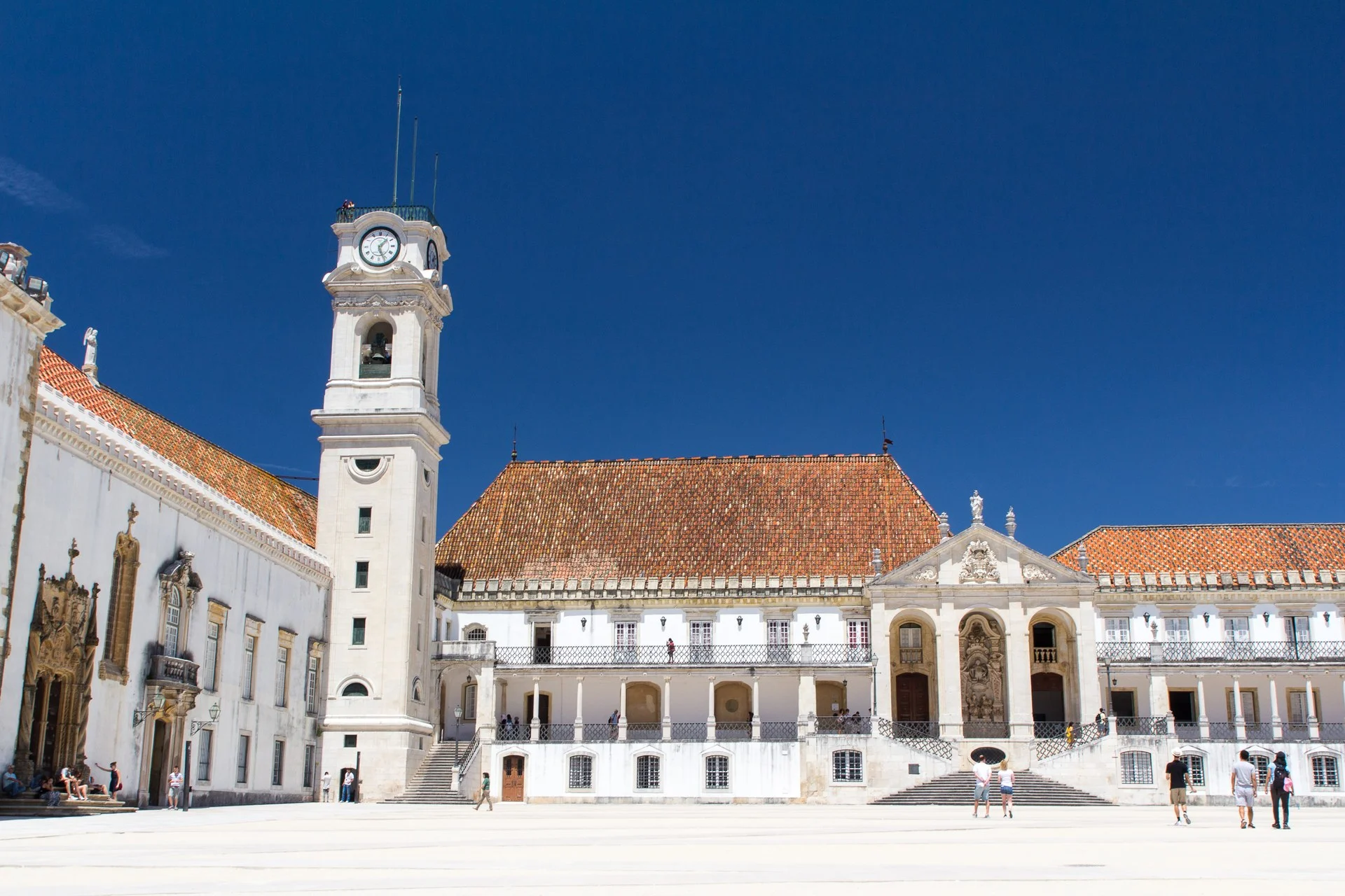 Arquitetura monumental de universidade clássica e tradição acadêmica