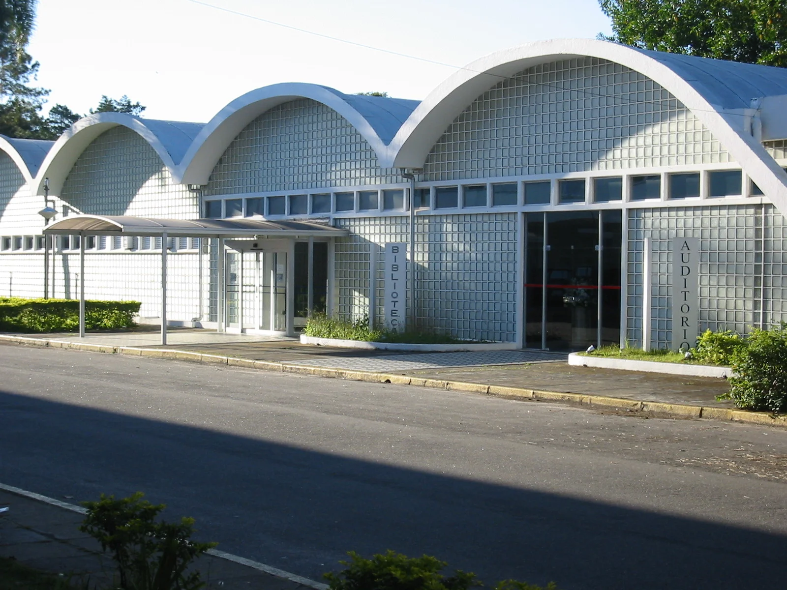 Ambiente de biblioteca com prateleiras e mesas de estudo técnico