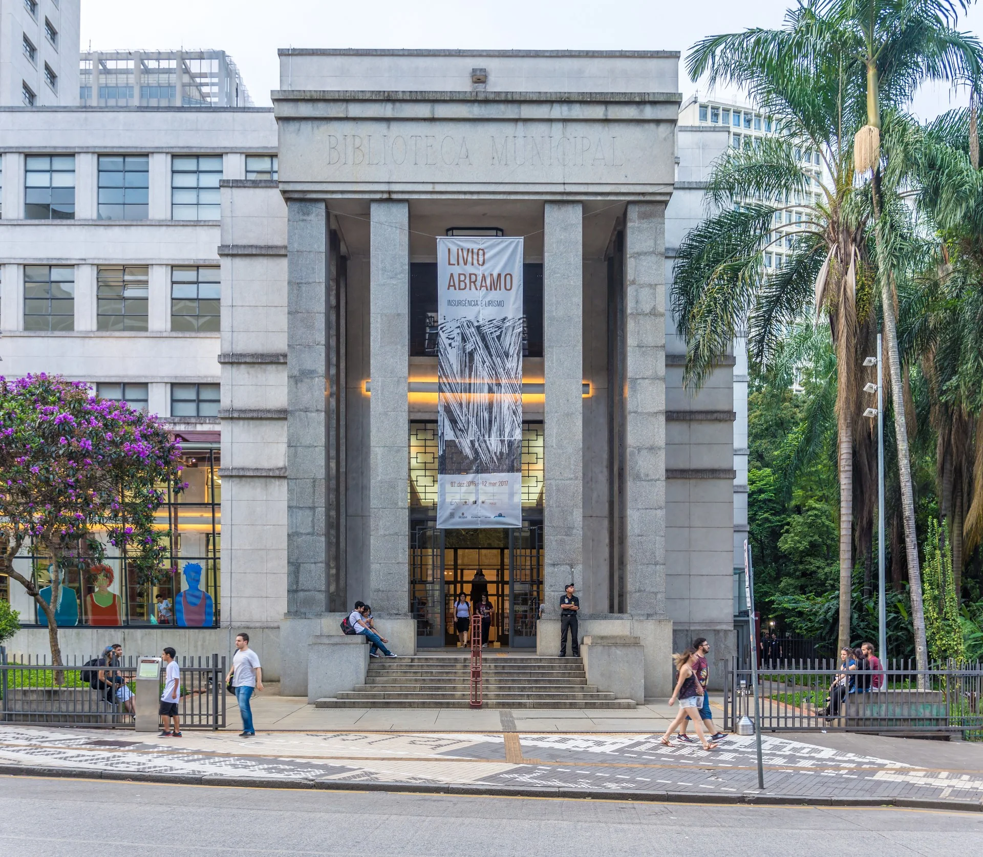 Salão clássico de leitura da Biblioteca Mário de Andrade com mesas de estudo e livros