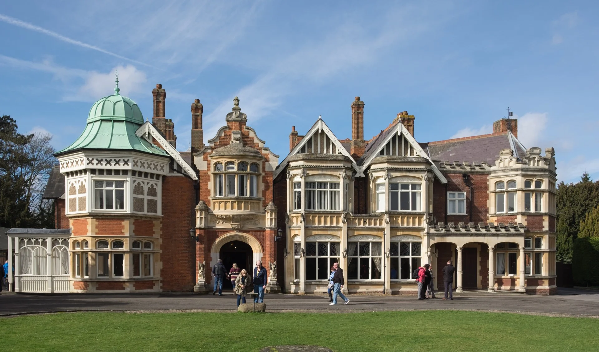 Edifício histórico e jardins de Bletchley Park na Inglaterra