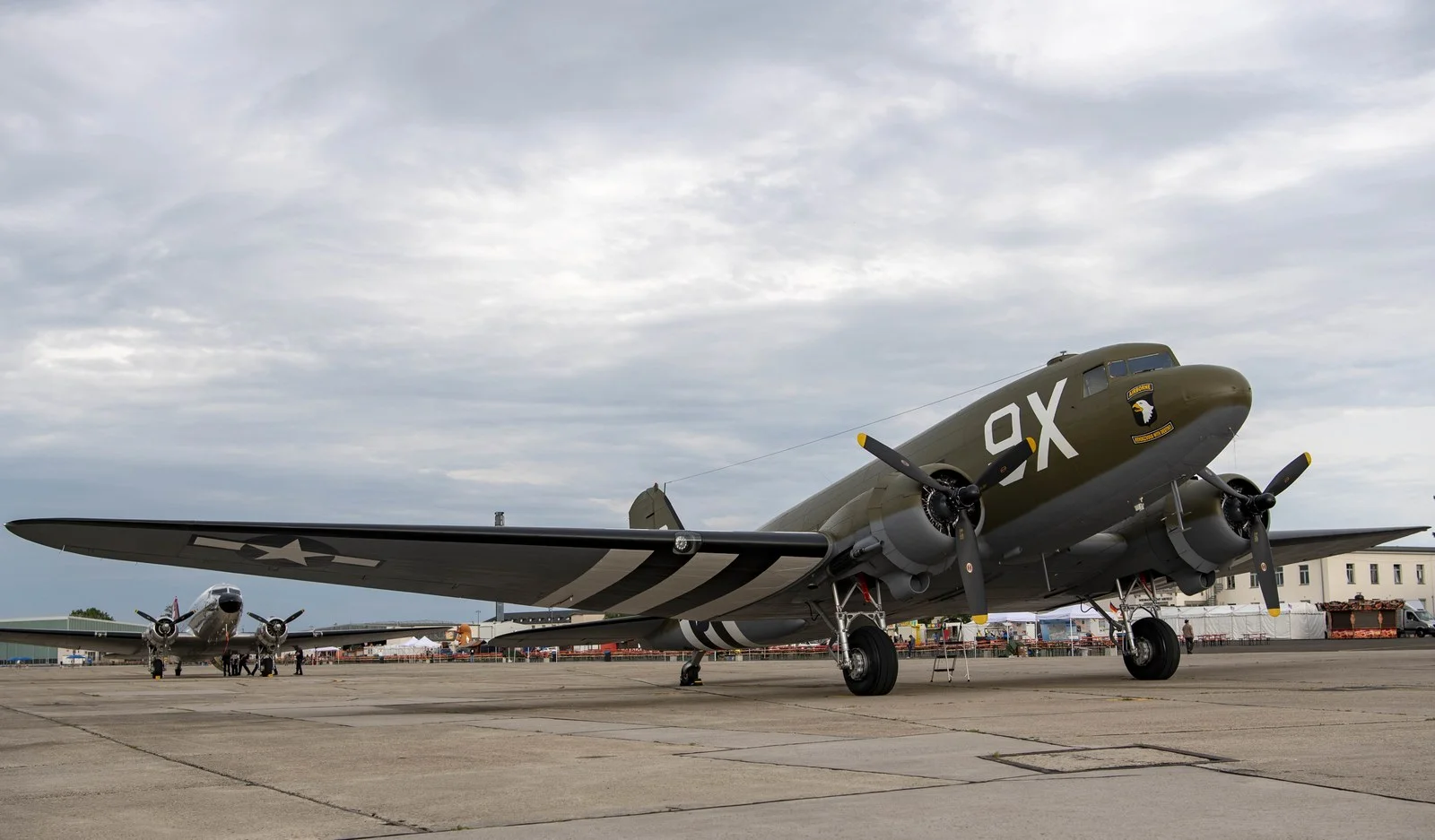 Aeronave C-54 da Força Aérea dos Estados Unidos transportando suprimentos durante o Bloqueio de Berlim