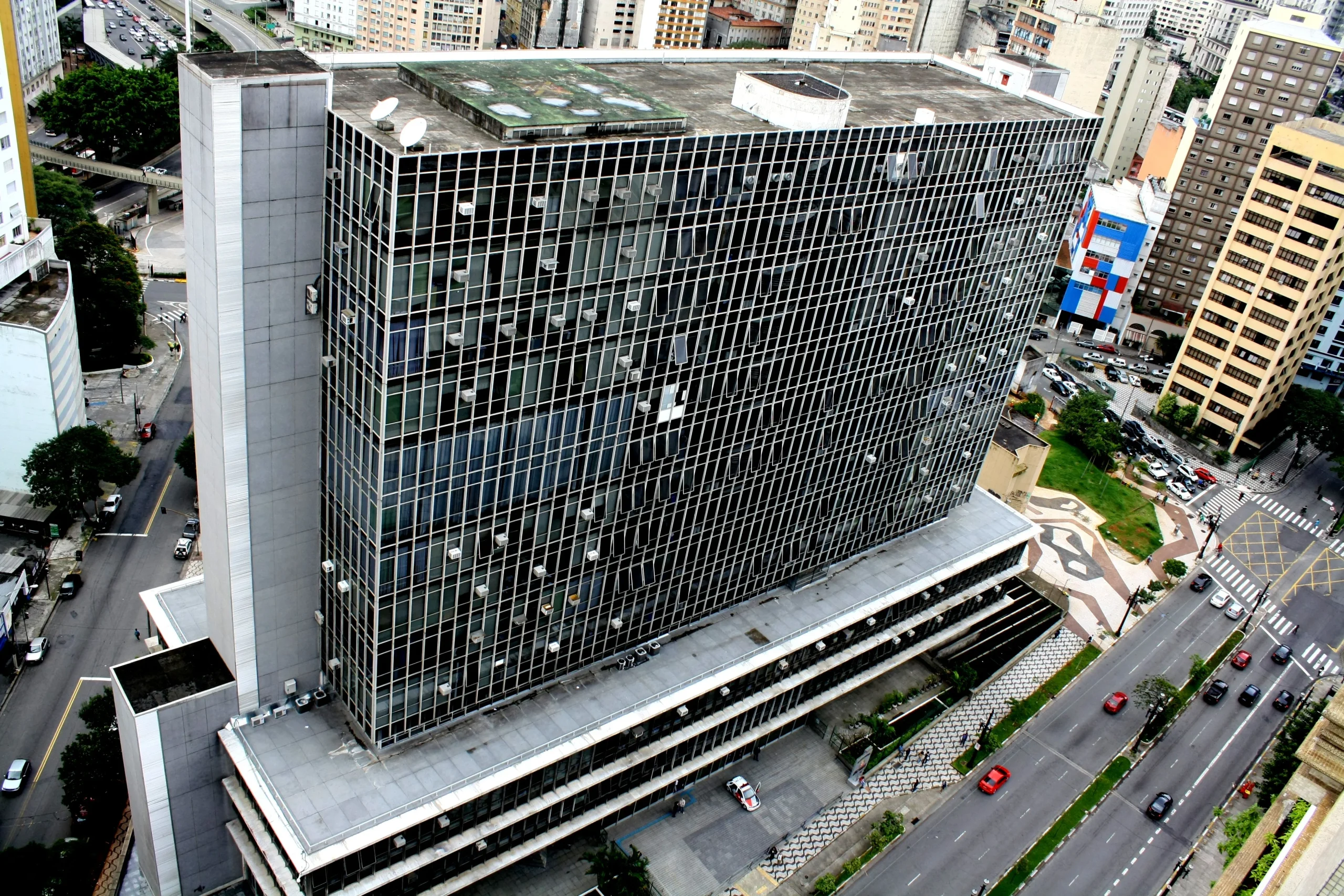 Fachada imponente do Palácio Anchieta, sede do Poder Legislativo municipal de São Paulo