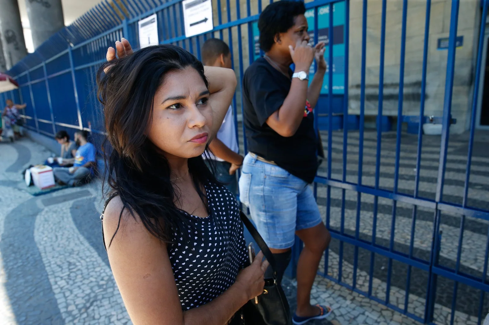 Candidatos concentrados em sala de aula durante aplicação de exame oficial no Brasil