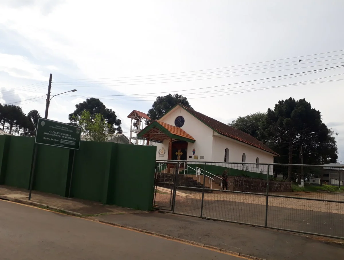 Fachada de capela militar histórica em quartel onde são celebradas missas e sacramentos da capelania
