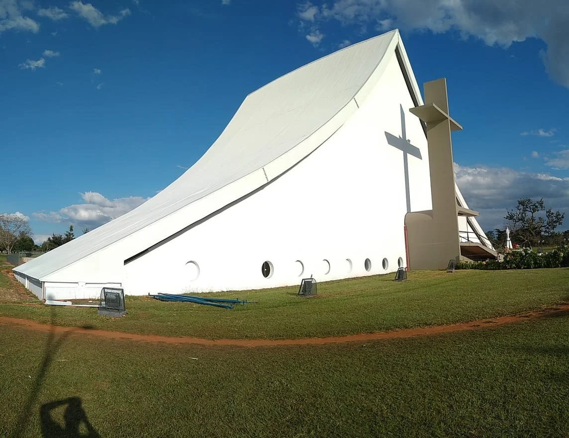 Catedral Militar Rainha da Paz em Brasília, sede da Arquidiocese Militar do Brasil que acolhe os padres capelães
