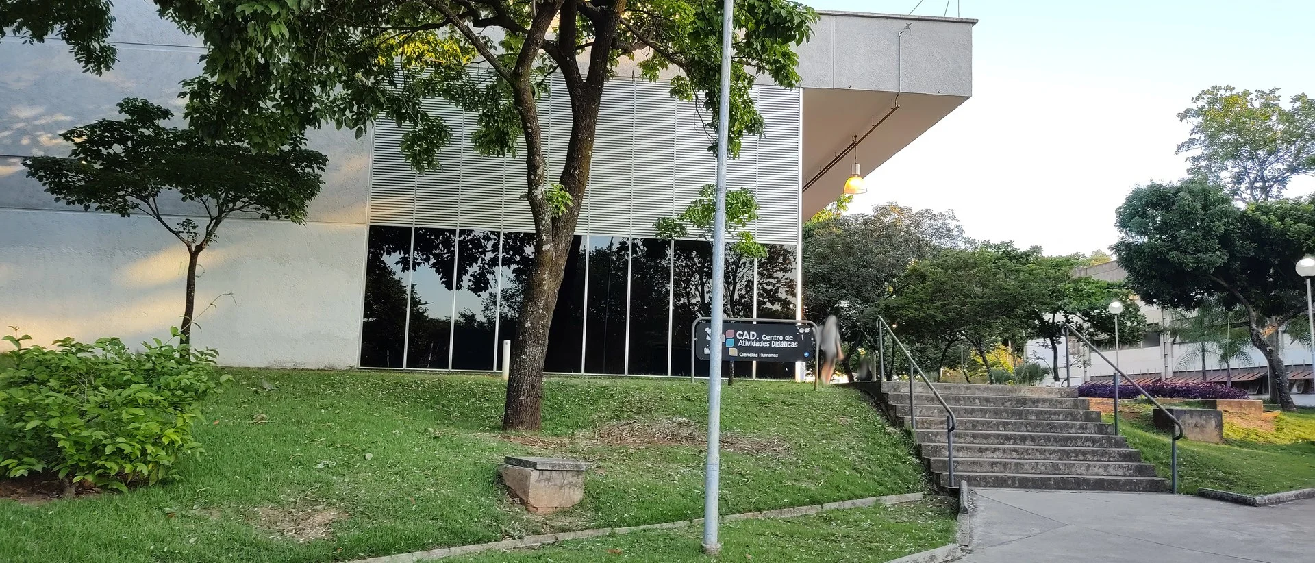 Prédio moderno de Centro Didático universitário com estudantes