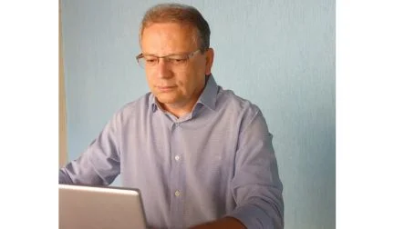 César Teixeira concentrado em sua rotina de estudos e planejamento para concursos