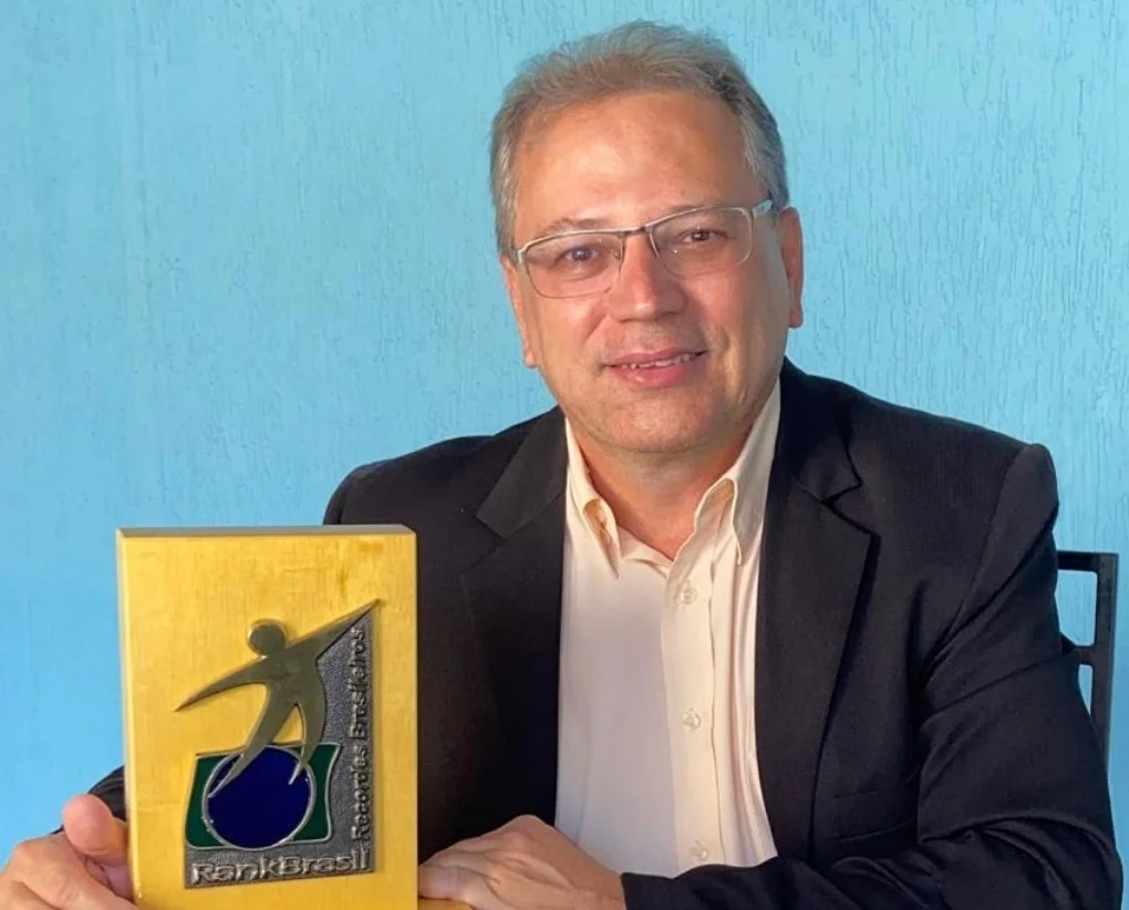 César Teixeira com o troféu oficial do RankBrasil como recordista de concursos públicos