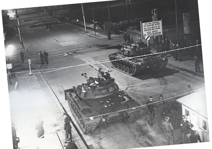 Tanques norte-americanos e soviéticos frente a frente no Checkpoint Charlie em Berlim durante a crise de 1961