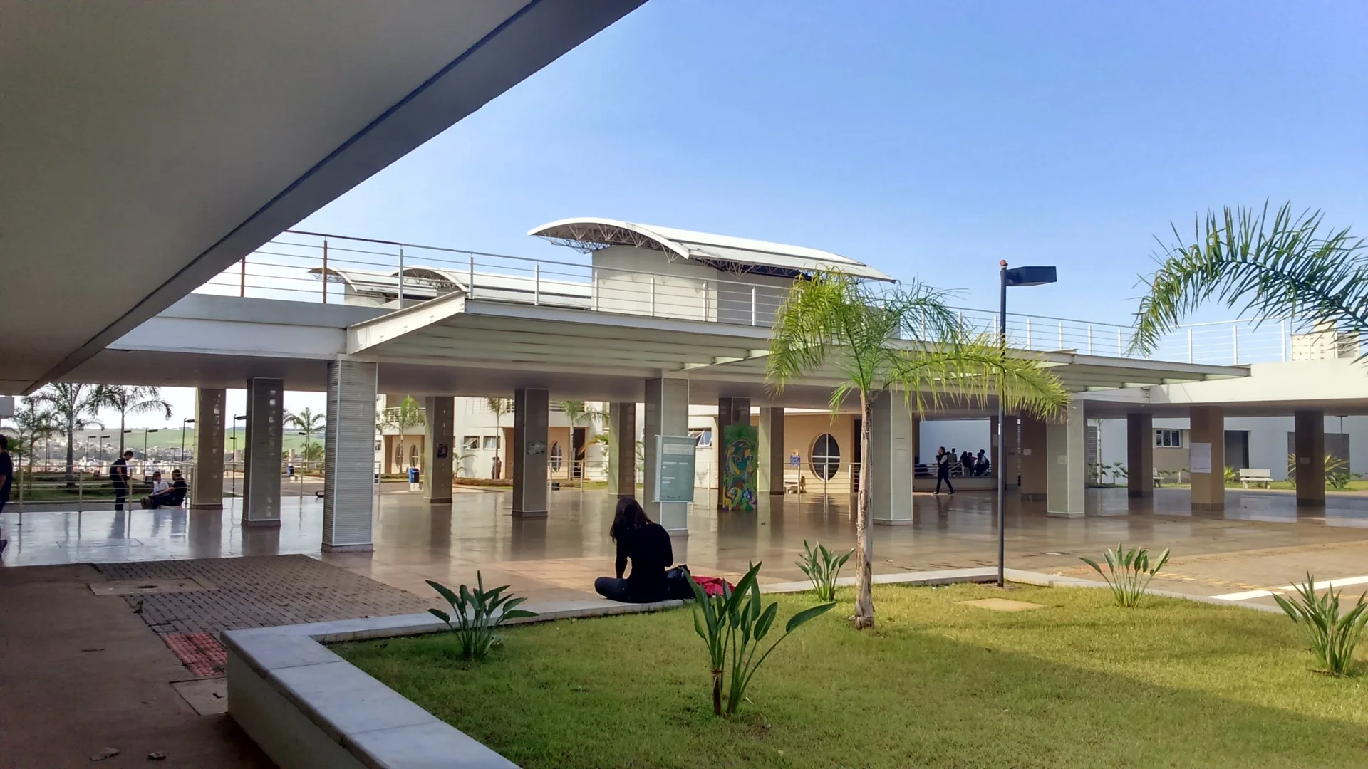Arquitetura contemporânea de edifício universitário iluminado pelo sol