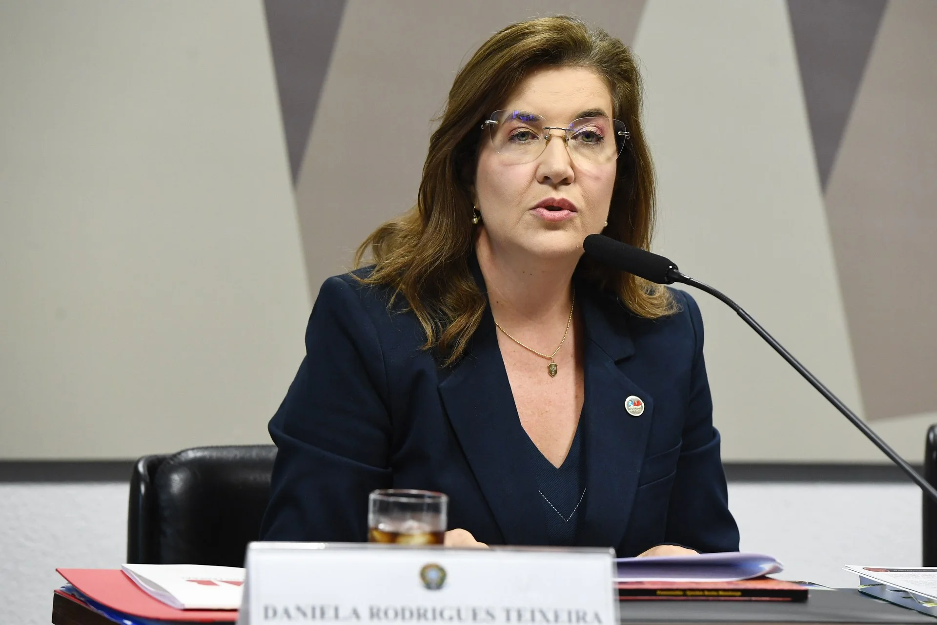 Mesa de deliberação da Comissão de Constituição e Justiça em debate legislativo