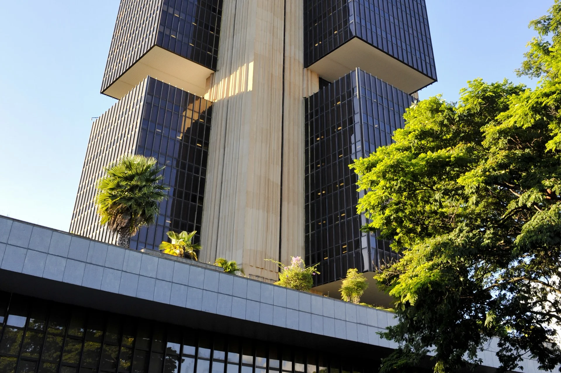 Fachada do edifício sede monumental do Banco Central do Brasil em Brasília representando o concurso BACEN