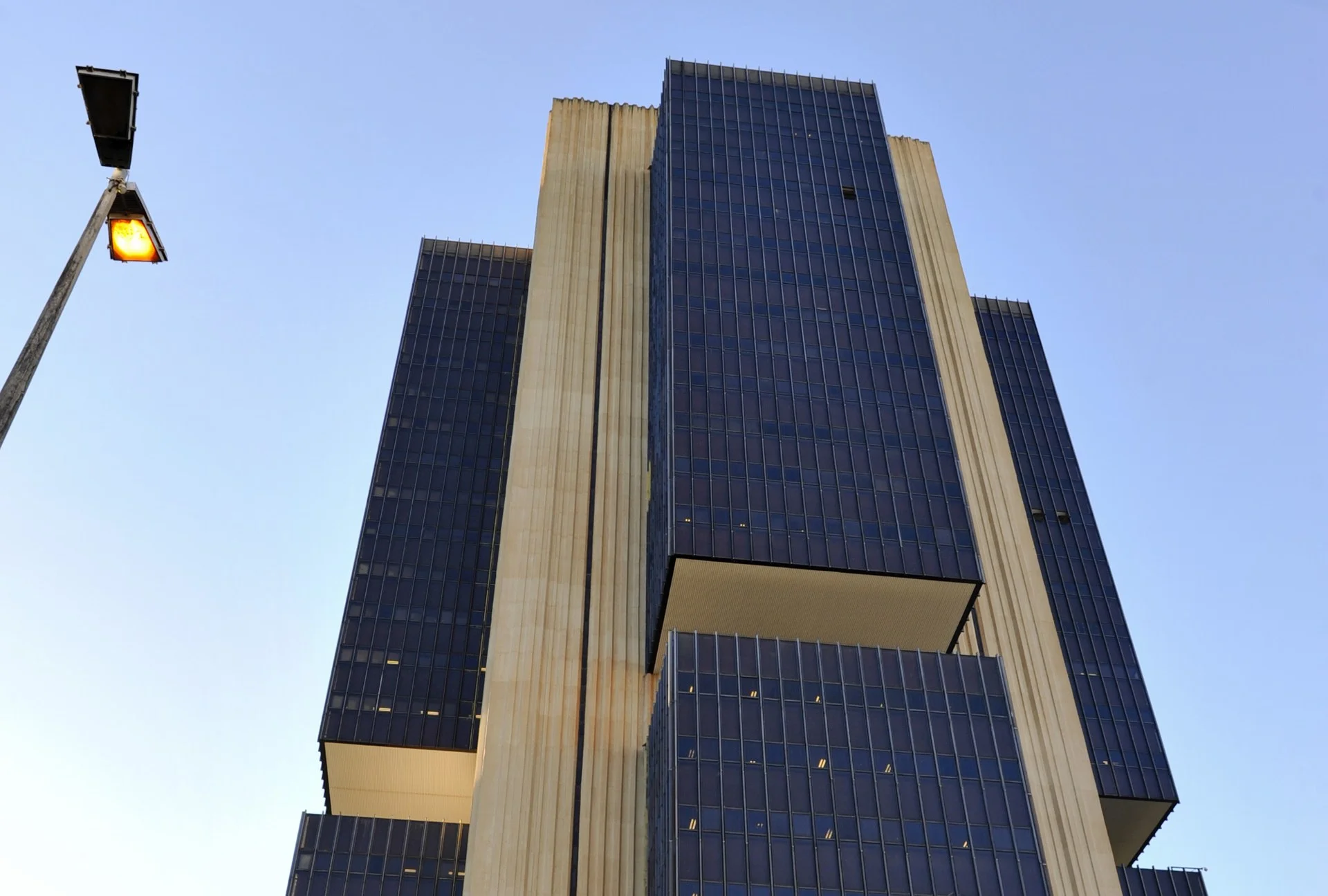 Arquitetura monumental do edifício sede do Banco Central do Brasil em Brasília