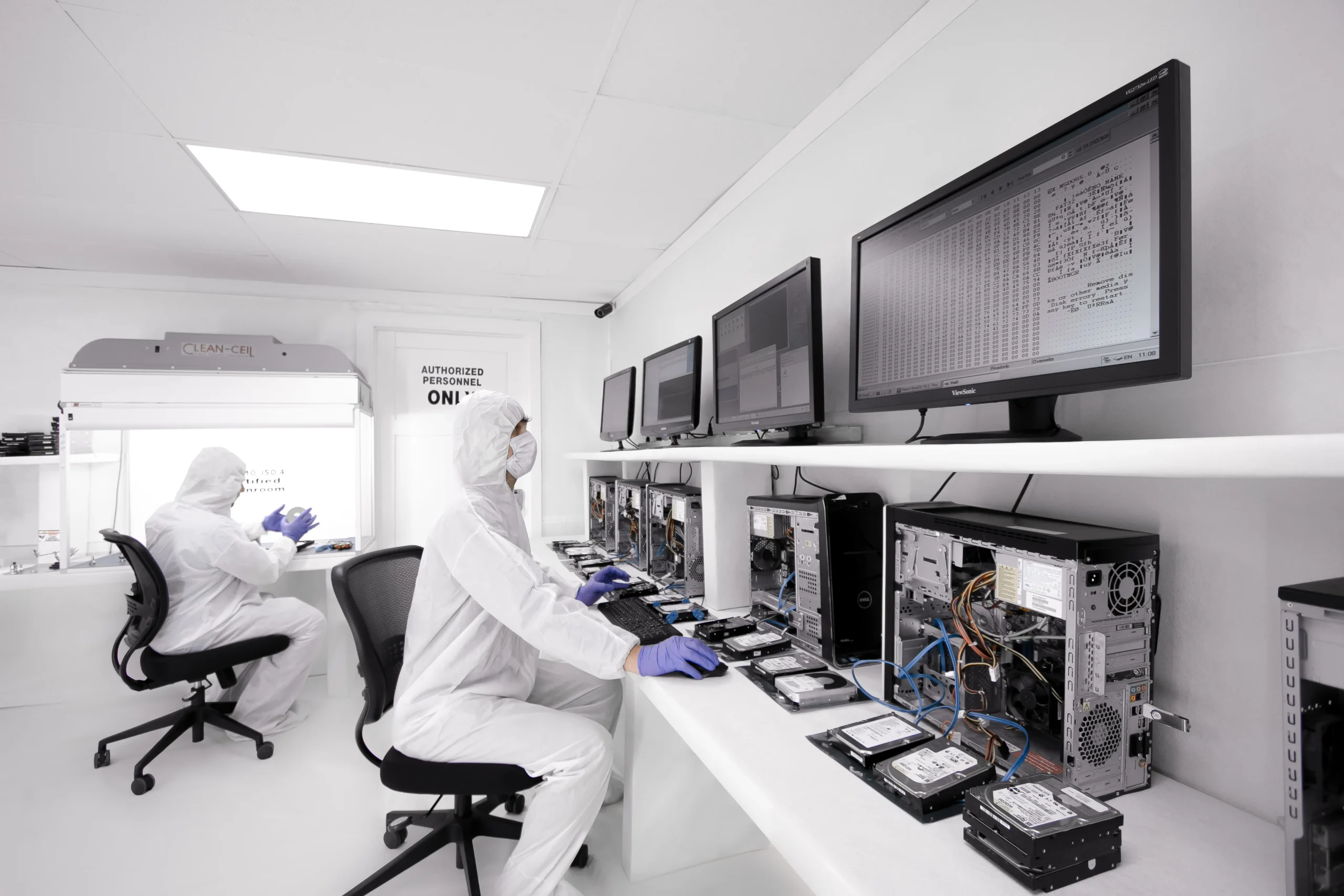 Laboratorio de analise digital e extracao forense de dados utilizado pela policia judiciaria