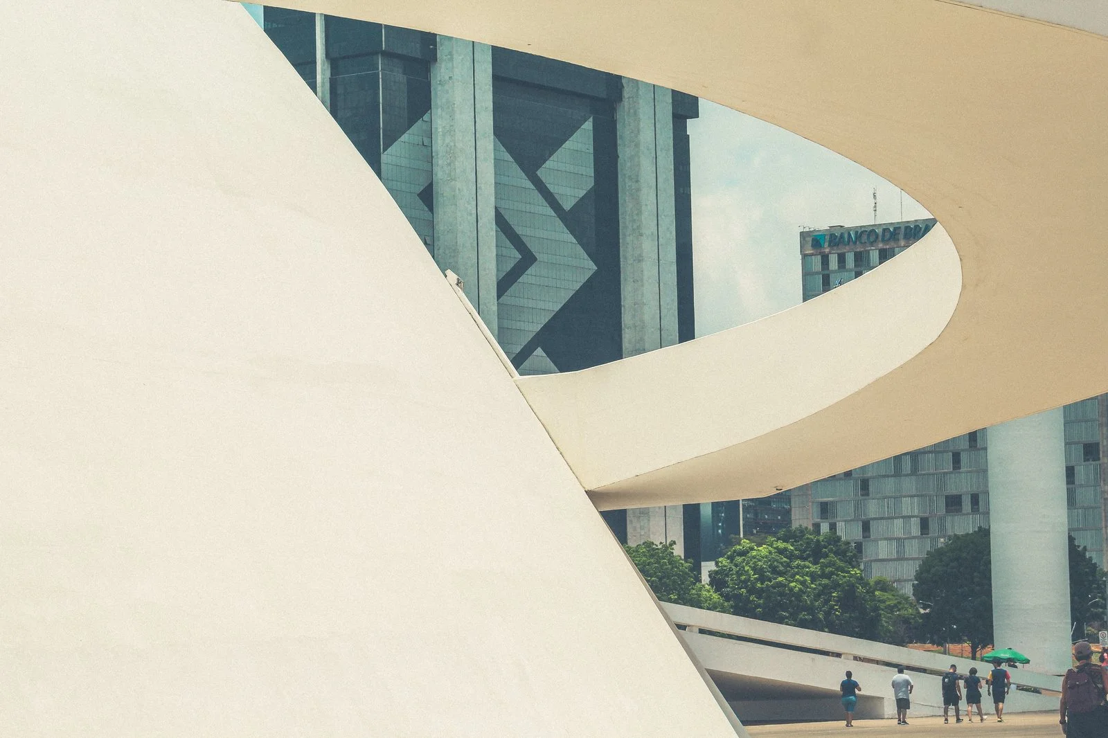Arquitetura icônica do edifício-sede do Banco Central do Brasil em Brasília