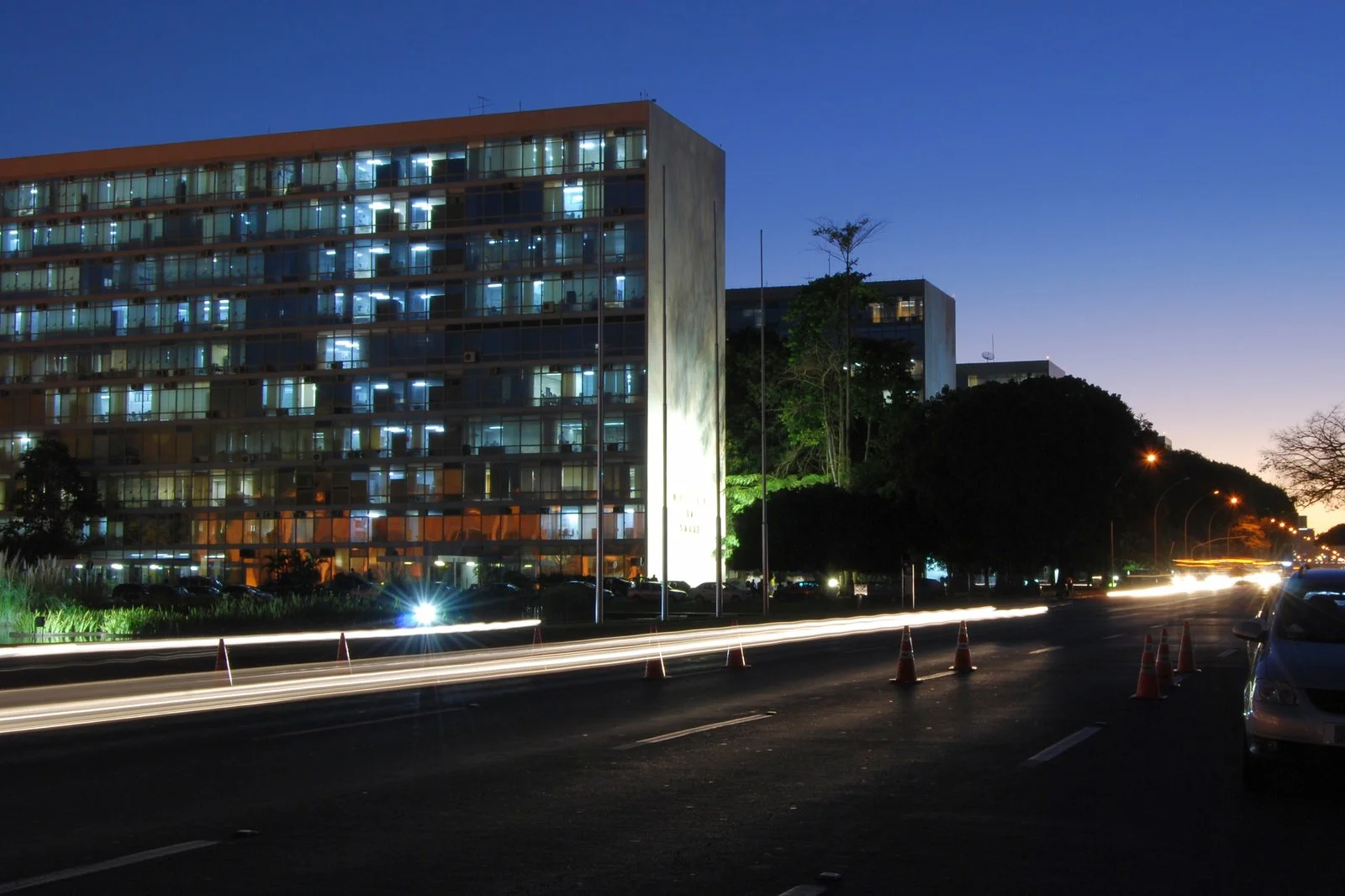 Vista panorâmica da Esplanada dos Ministérios em Brasília com os prédios dos ministérios federais ao entardecer
