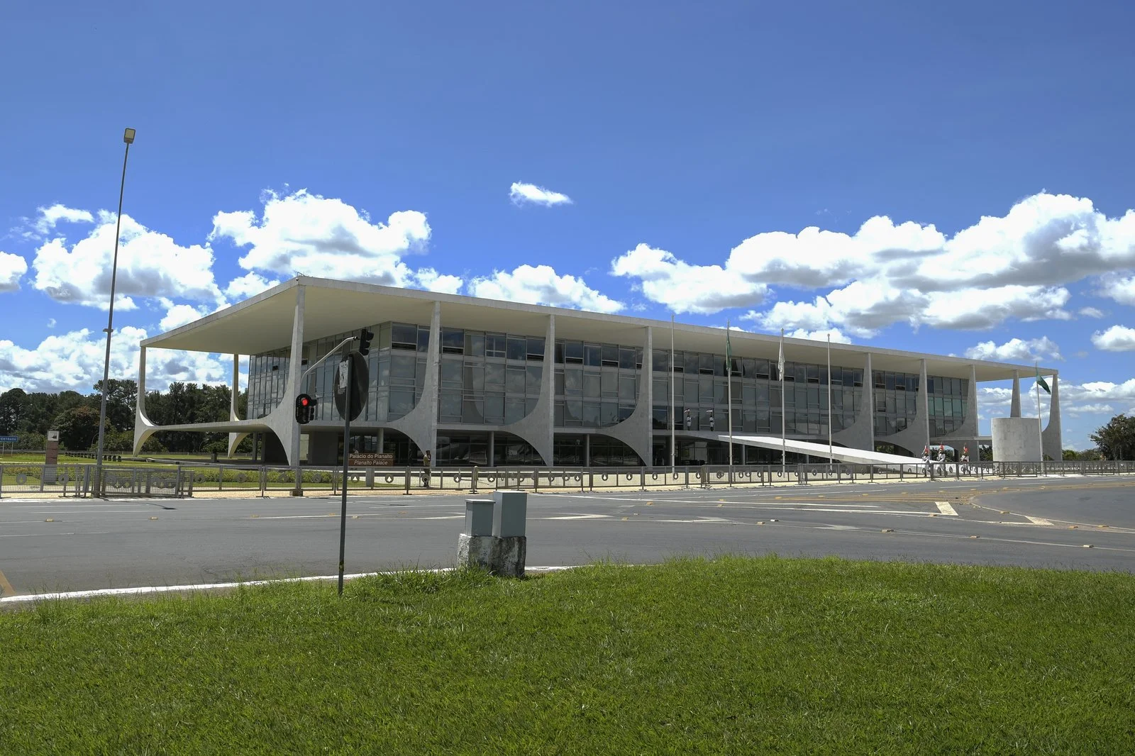 Fachada iluminada do Palácio do Planalto em Brasília destacando os órgãos centrais da administração pública federal