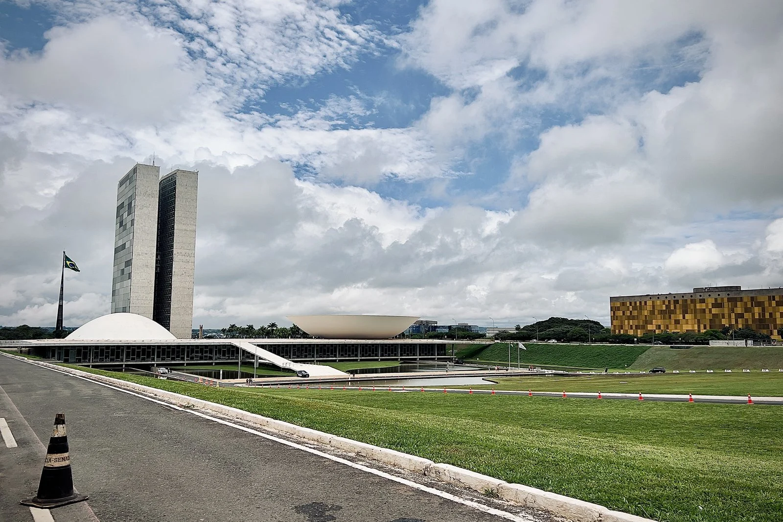 Fachada do Supremo Tribunal Federal e escultura da Justiça na Praça dos Três Poderes em Brasília