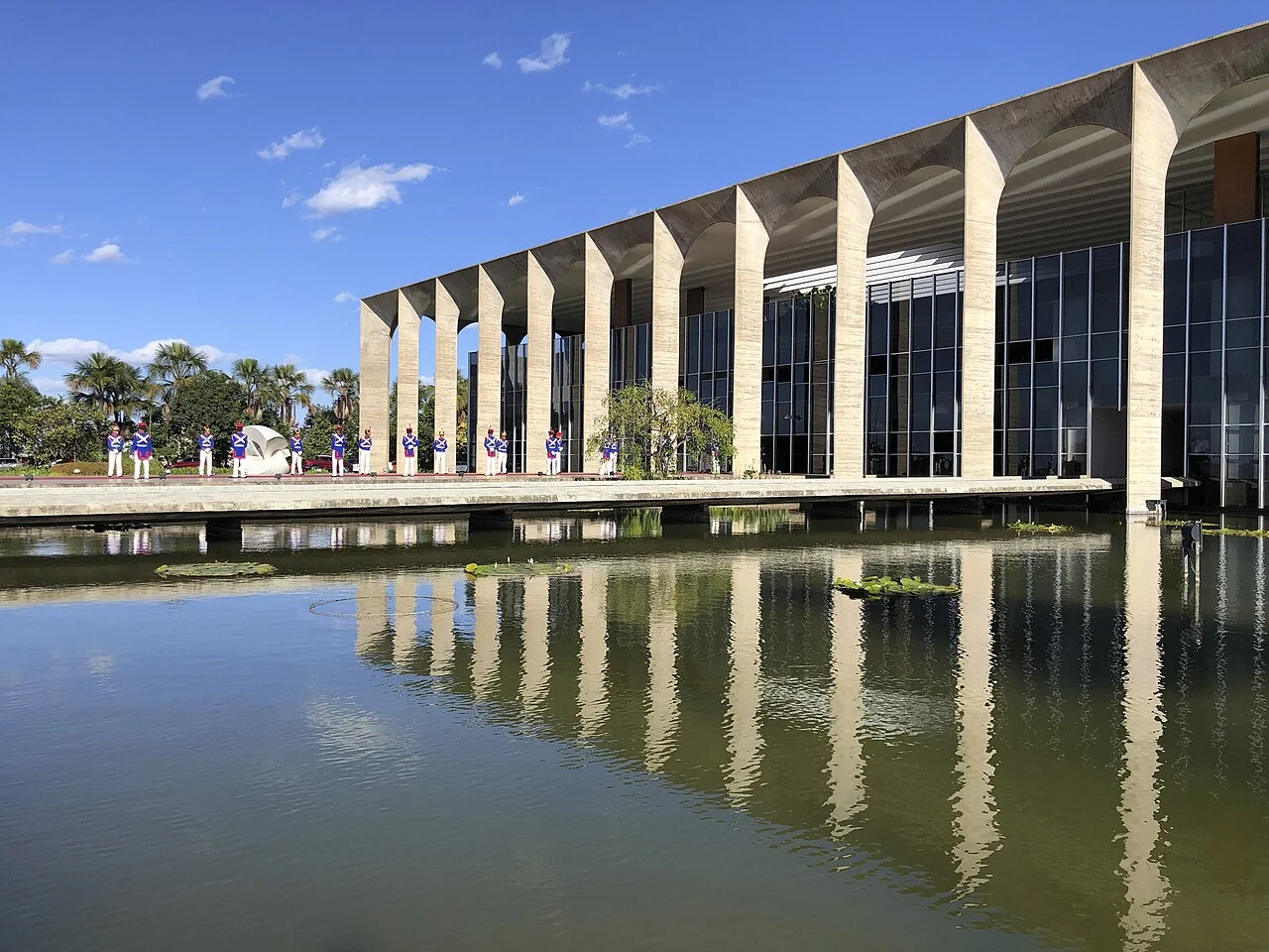 Fachada monumental do Palácio Itamaraty sede do Ministério das Relações Exteriores em Brasília - Concursos mais bem pagos