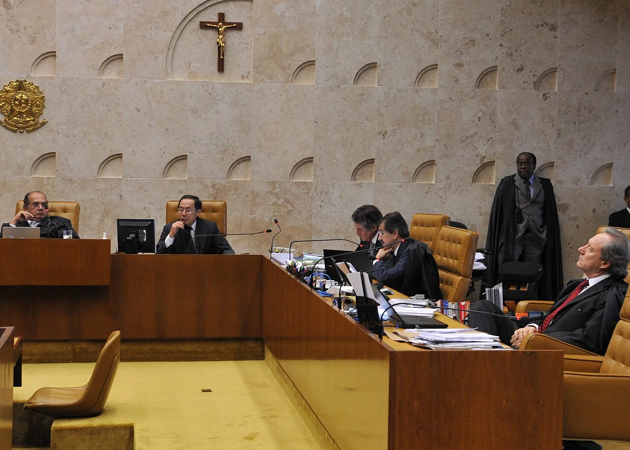 Sessão plenária de julgamento no Supremo Tribunal Federal em Brasília com ministros togados - Concursos mais bem pagos