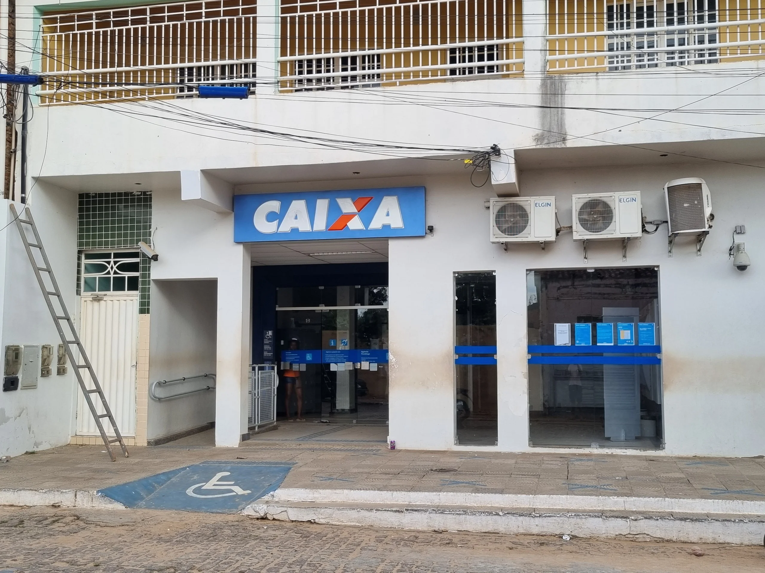 Fachada de agência da Caixa Econômica Federal representando as vagas e salários para Técnico Bancário de nível médio