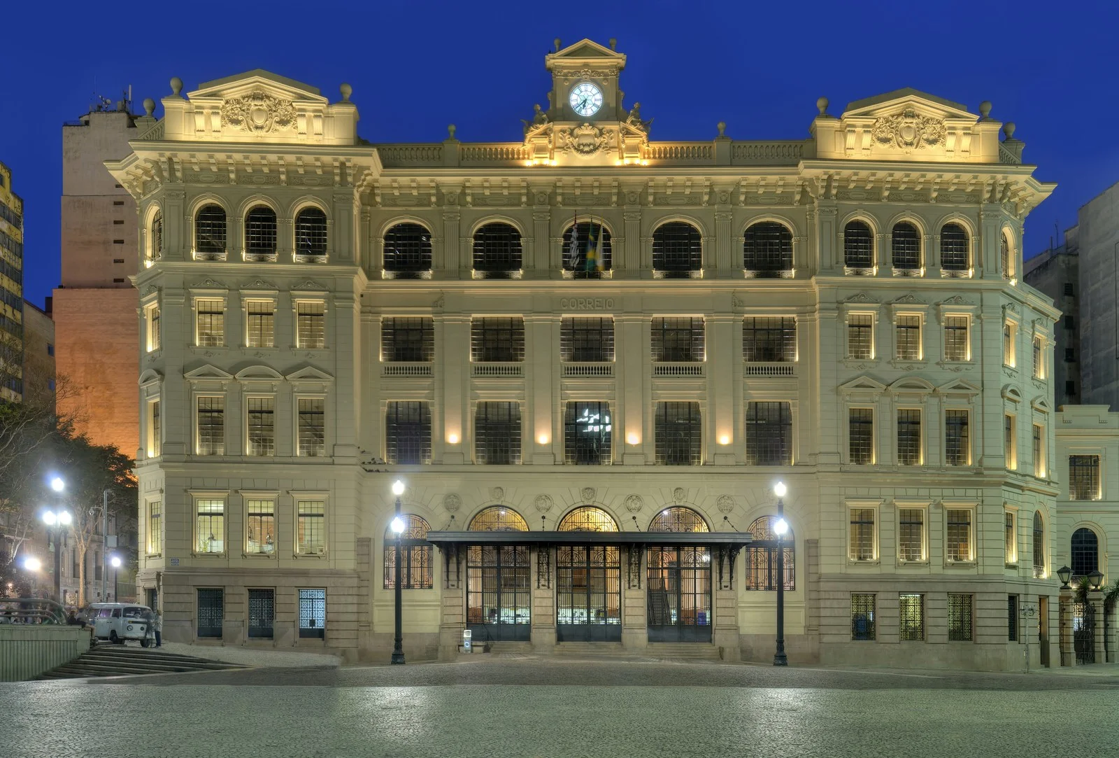 Fachada histórica do Palácio dos Correios destacando as oportunidades de nível médio para Agente de Correios