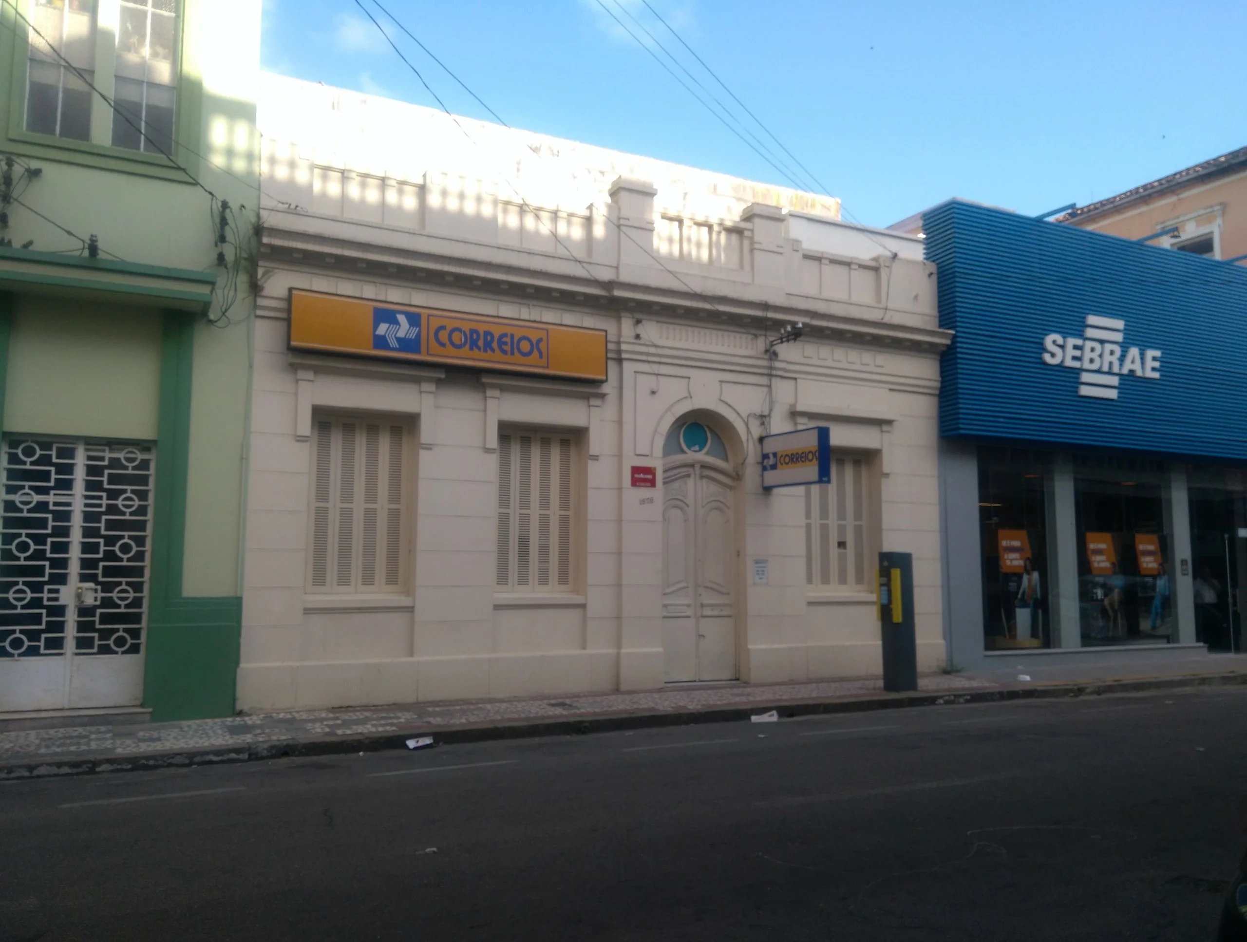 Agência dos Correios ilustrando as oportunidades de nível médio para Carteiro e Atendente Comercial