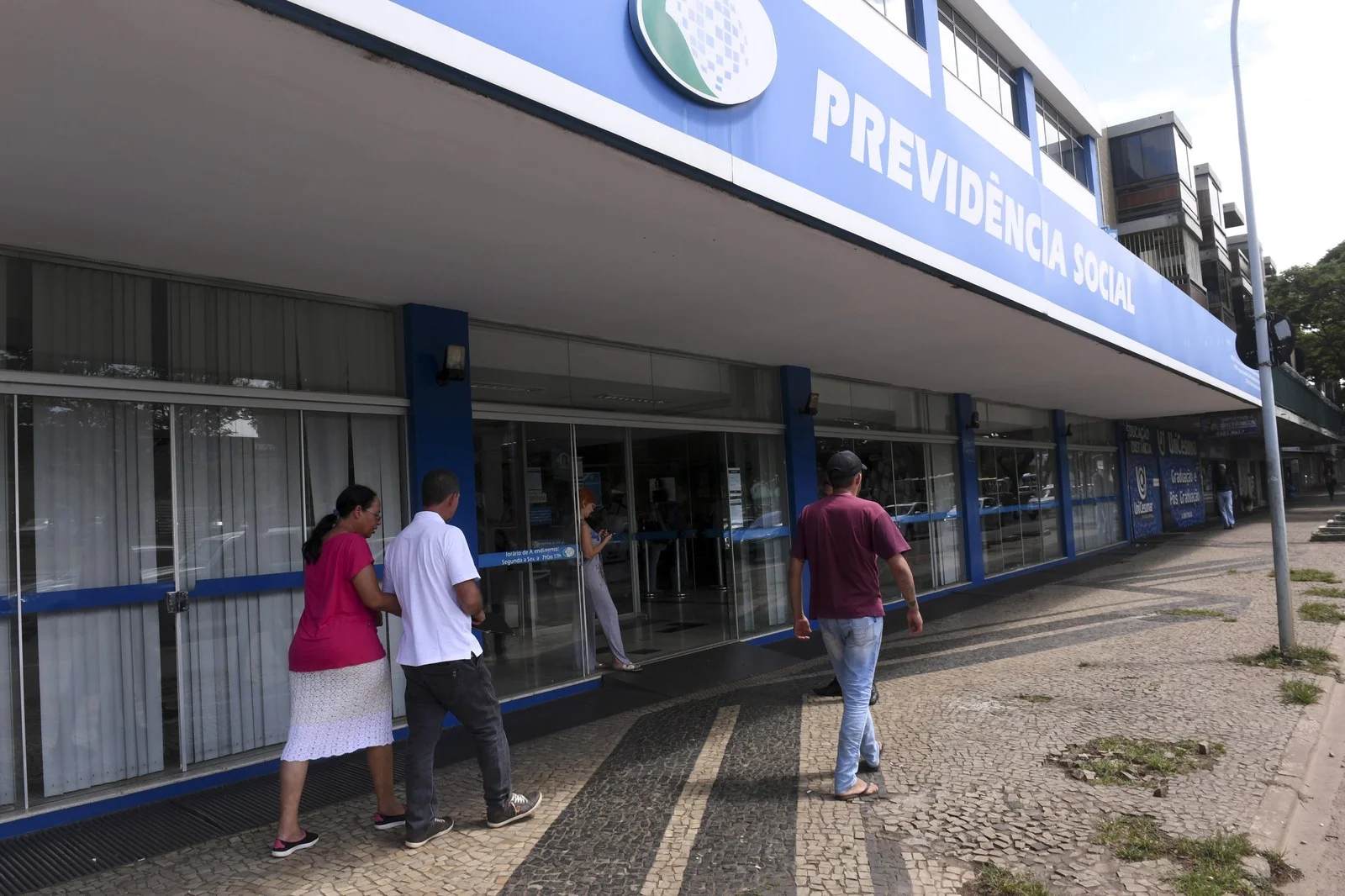 Fachada do edifício sede do INSS representando o concurso de nível médio para Técnico do Seguro Social