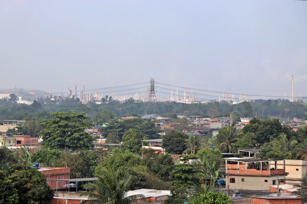 Vista panorâmica das instalações da Refinaria Duque de Caxias da Petrobras