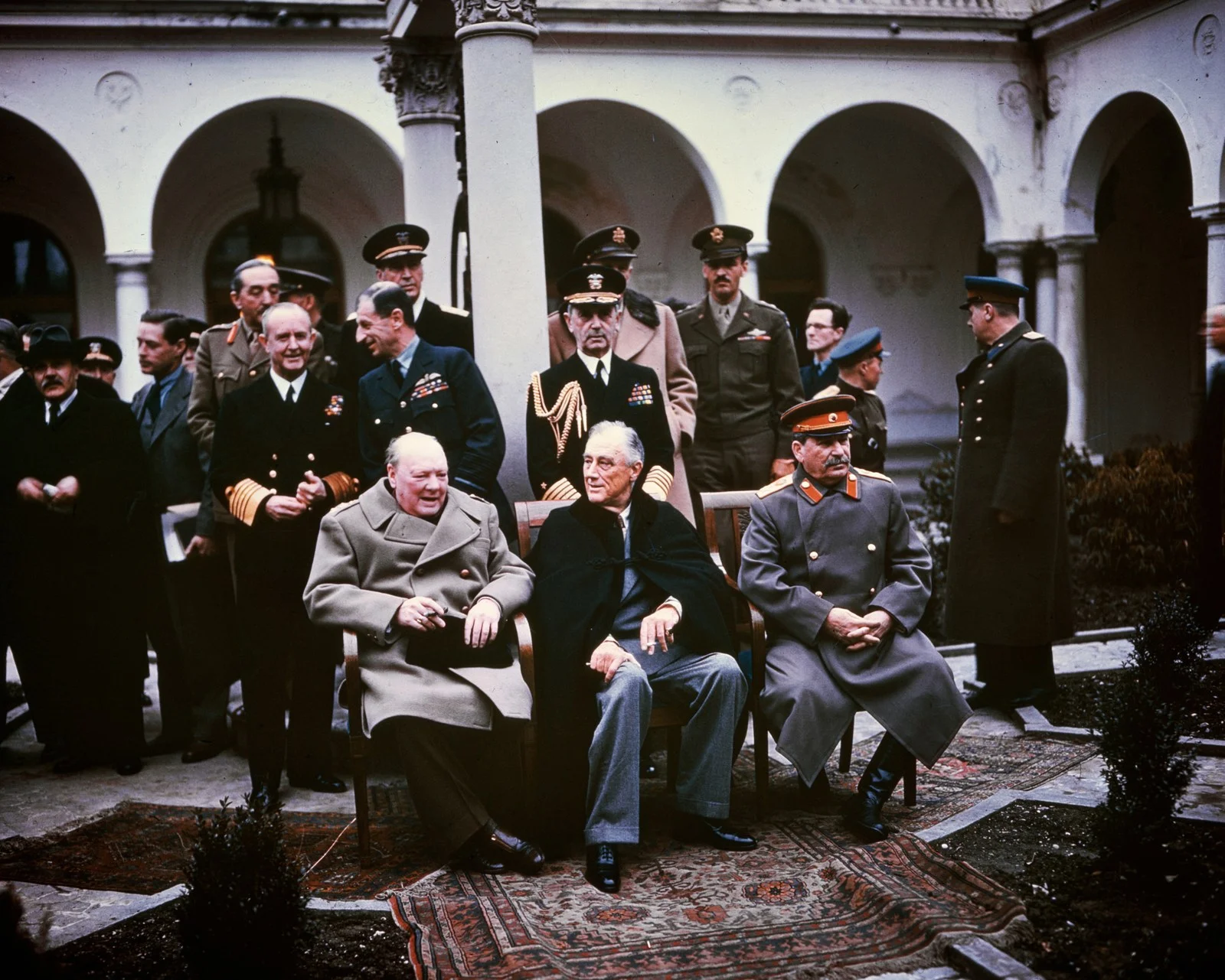 Winston Churchill, Franklin Roosevelt e Josef Stalin sentados na Conferência de Yalta em fevereiro de 1945