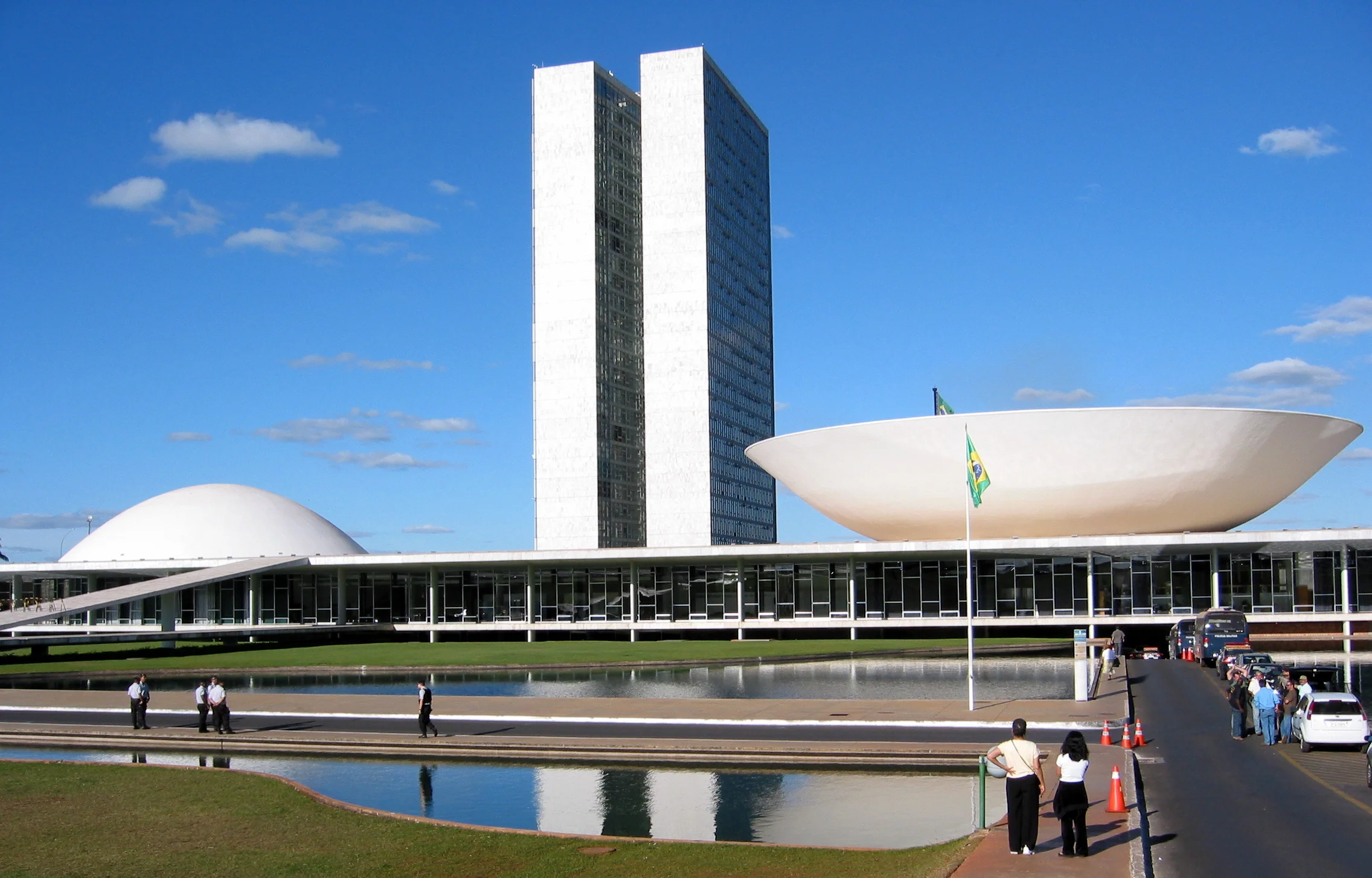 Cúpulas do Senado e da Câmara dos Deputados no Congresso Nacional sob céu azul de Brasília