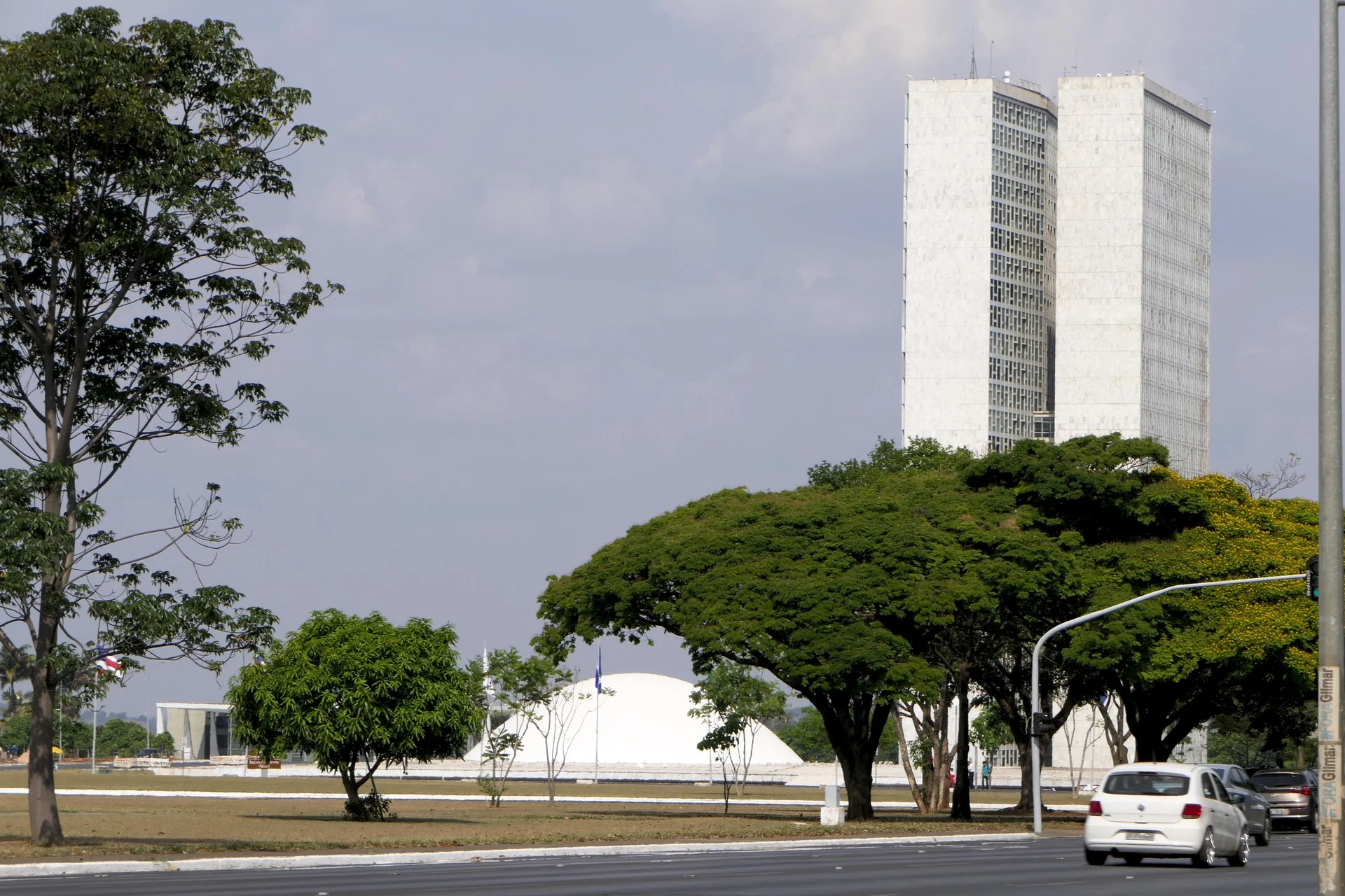 Fachada do Palácio do Congresso Nacional com as cúpulas do Senado Federal e da Câmara dos Deputados projetadas por Oscar Niemeyer.