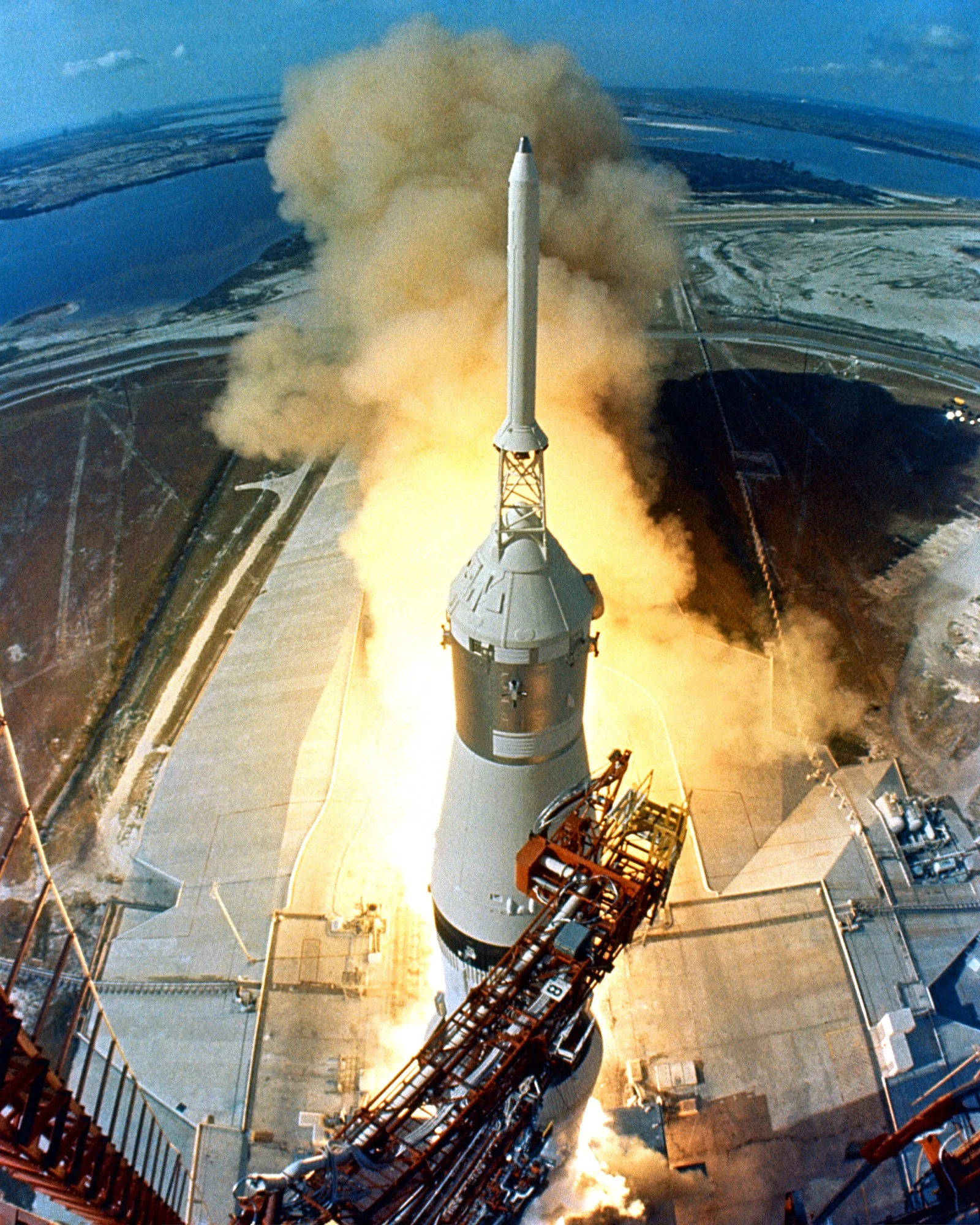 Foguete Saturn V decolando na missão Apollo 11 rumo à Lua em julho de 1969, auge da corrida espacial