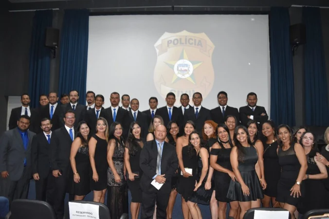 Curso de formacao pcal: Alunos e instrutores em solenidade e treinamento na Academia de Polícia Civil de Alagoas