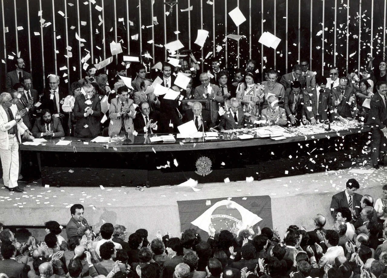 Direito Constitucional PCAL: Promulgação histórica da Constituição Cidadã de 1988 no Congresso Nacional
