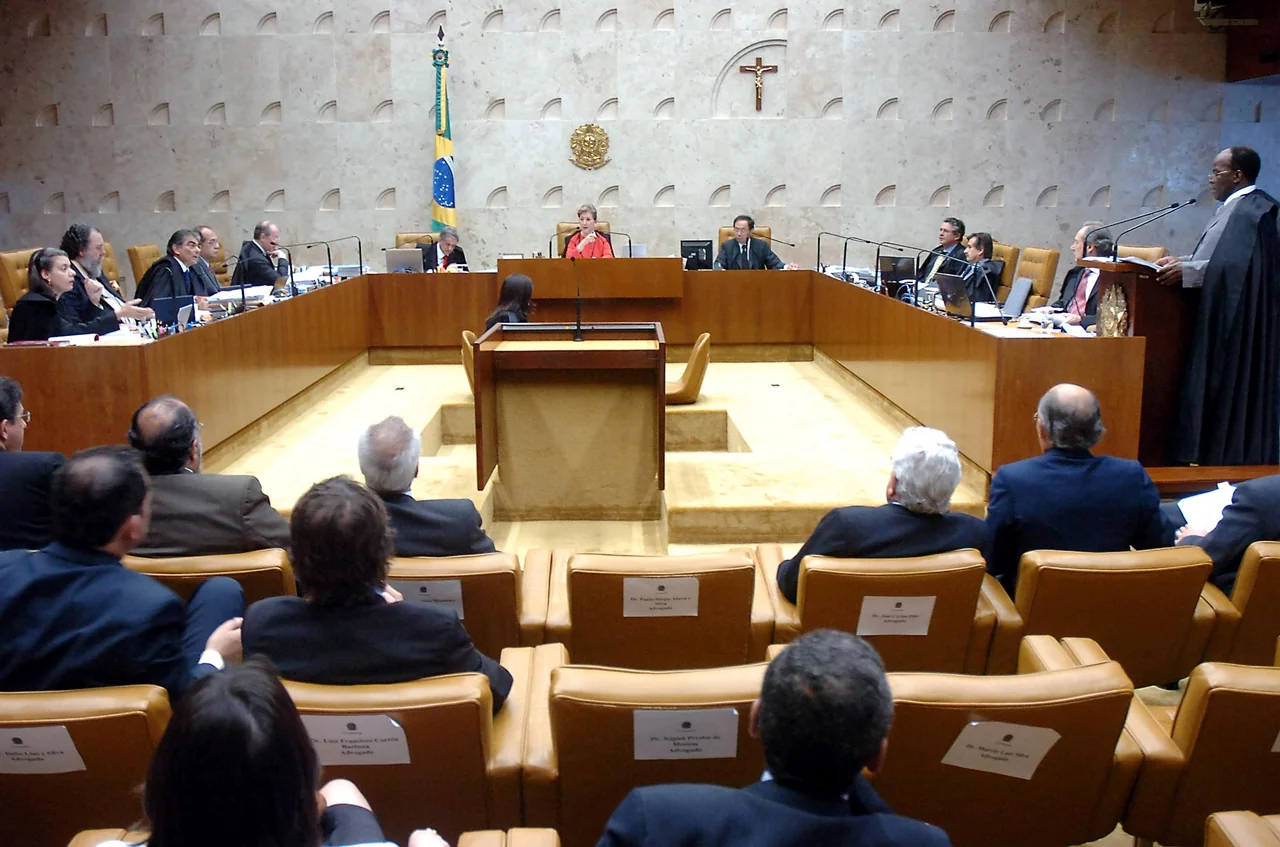 Direito Constitucional PCAL: Plenário do Supremo Tribunal Federal durante sessão de julgamento de repercussão geral