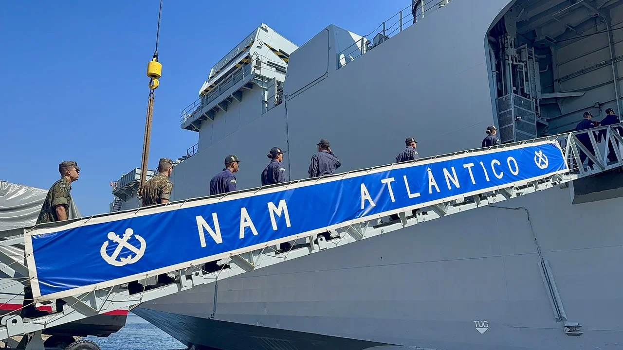 Aspirantes da Escola Naval em treinamento naval e operações marítimas