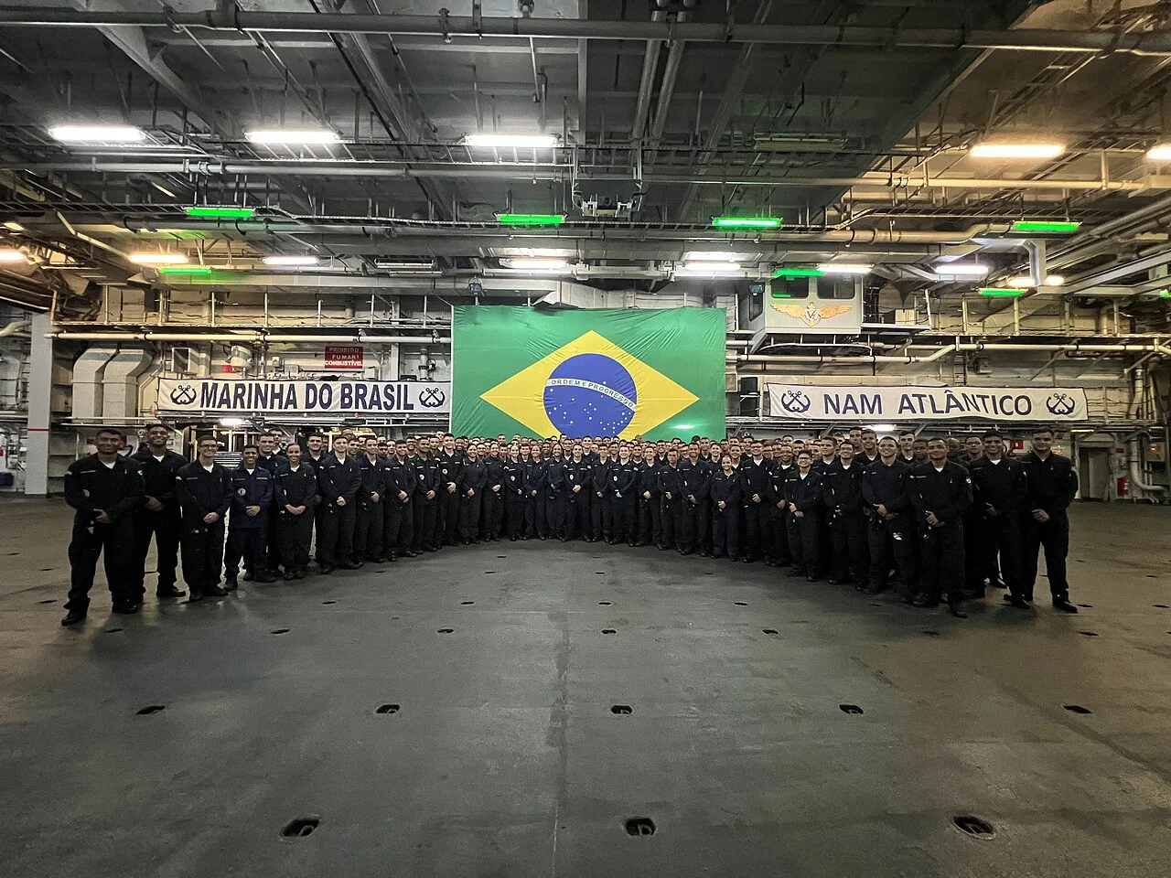 Aspirantes da Escola Naval reunidos durante treinamento militar a bordo de embarcação da Marinha do Brasil