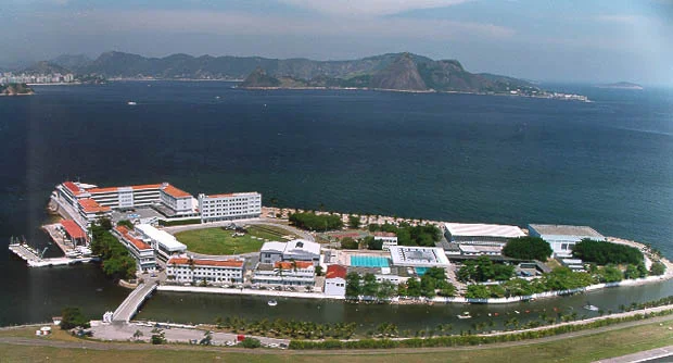 Vista aérea das instalações históricas da Escola Naval na Ilha de Villegagnon